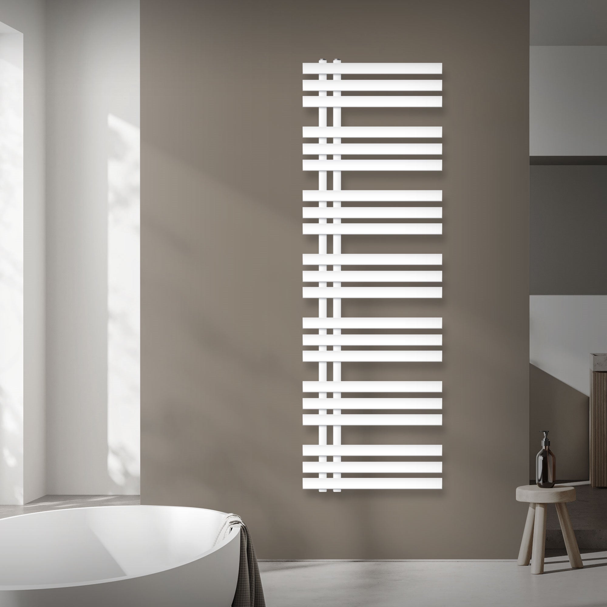 Un radiateur blanc avec des lamelles horizontales sur un mur.