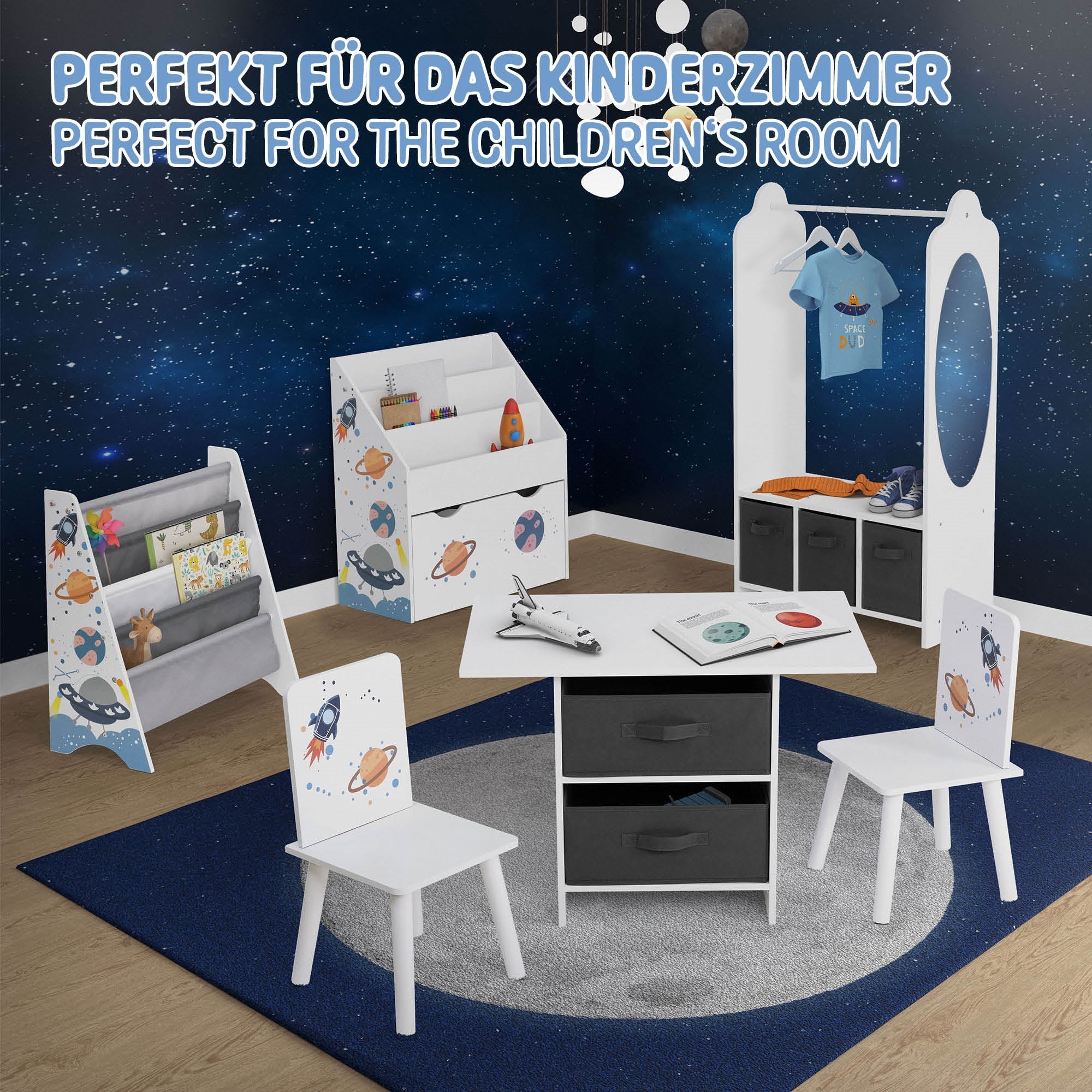Möbel für ein Kinderzimmer, mit Weltraum-Motiven, auf einem blauen Teppich.