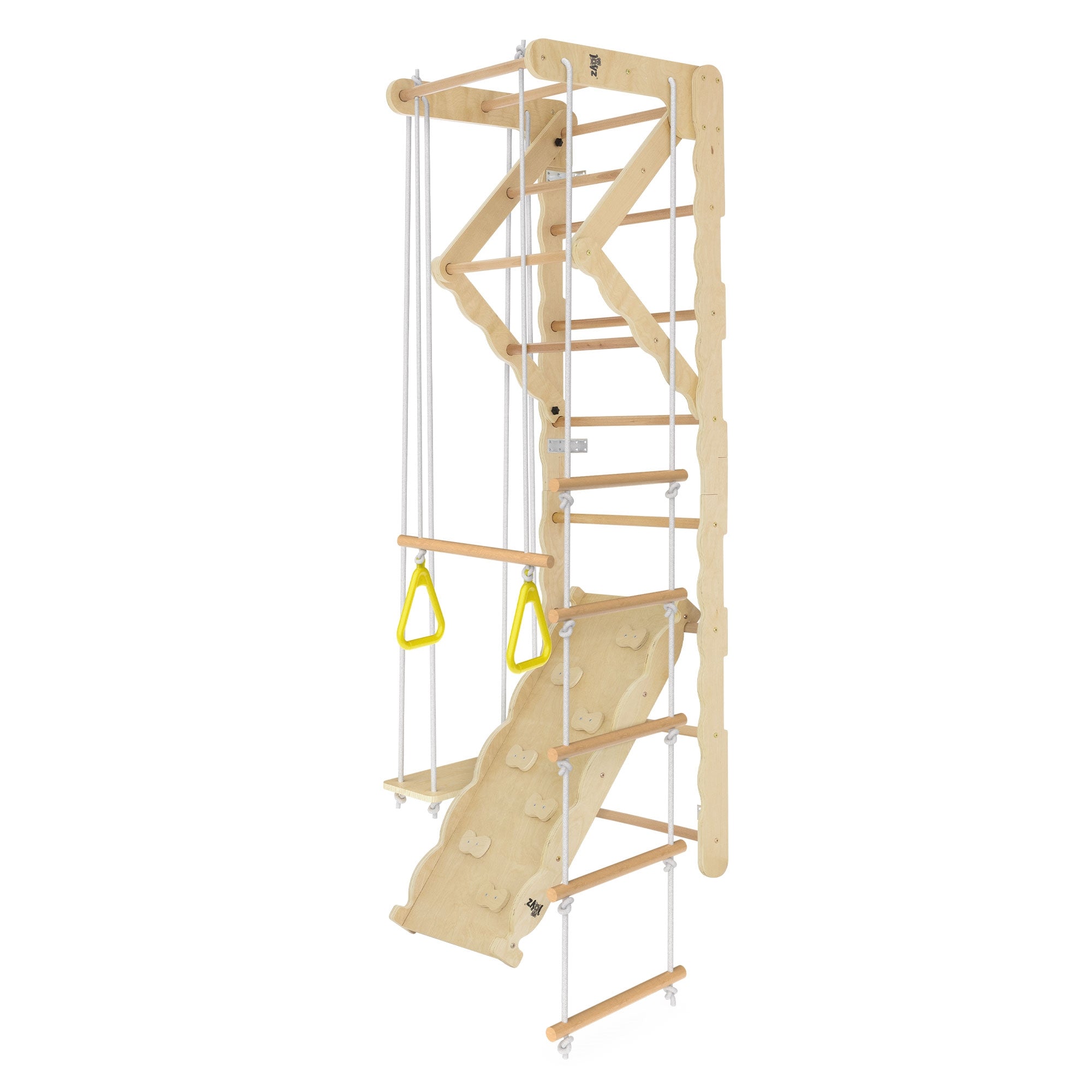 Estructura de juego de madera con elementos de escalada y columpios.