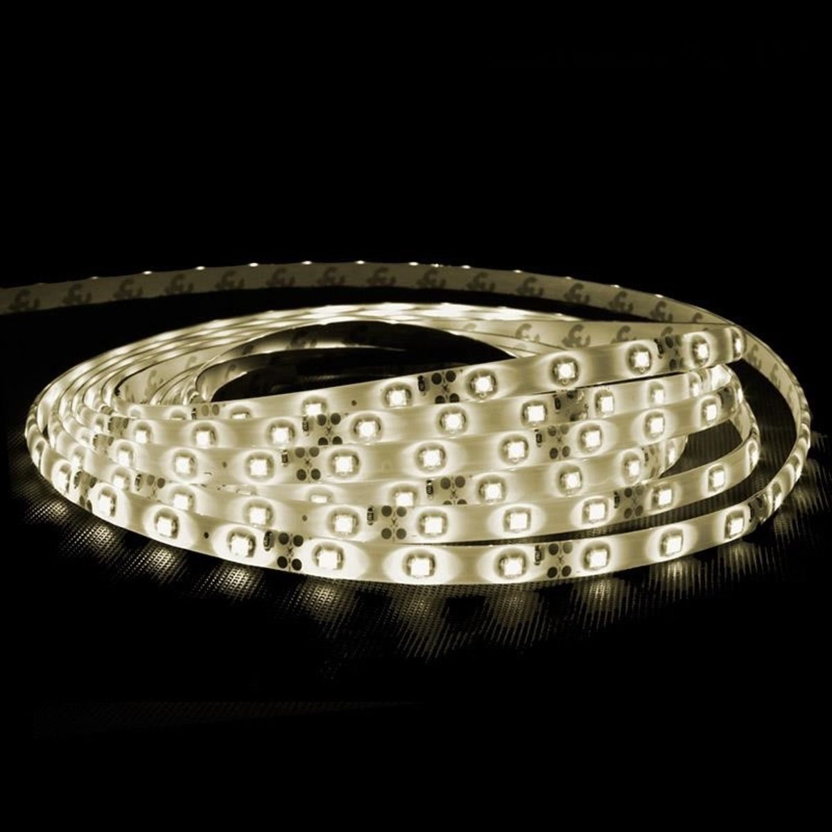 Una striscia luminosa LED su sfondo nero, disposta a spirale.