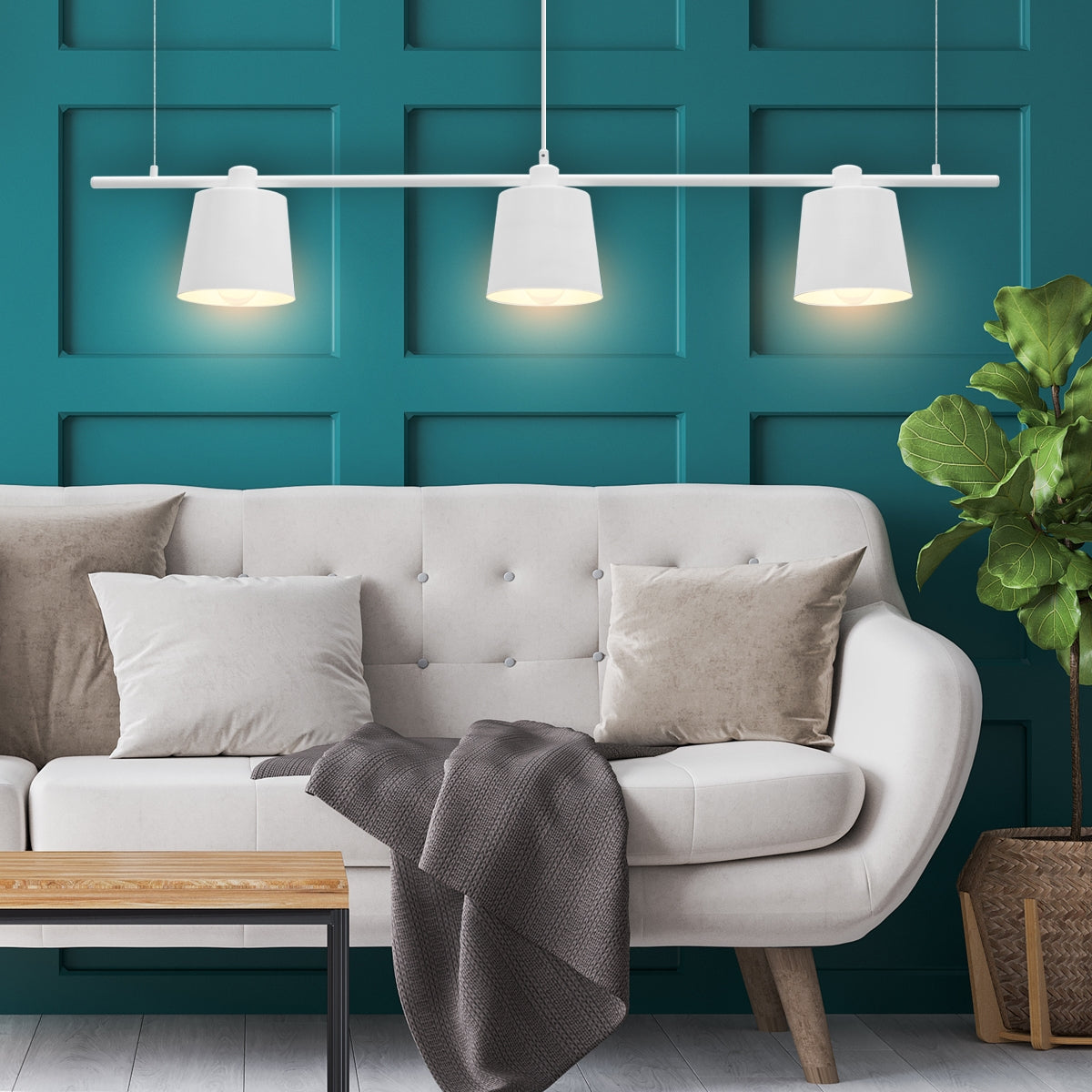 Lampada moderna sopra un divano chiaro in una stanza con parete verde.