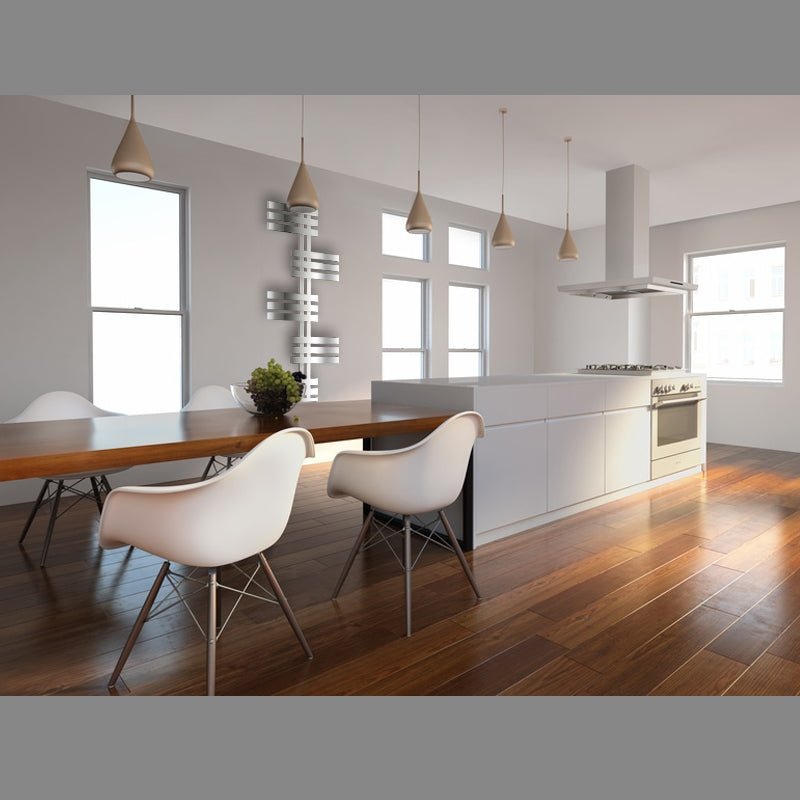 Cocina luminosa con mesa de comedor y sillas modernas.