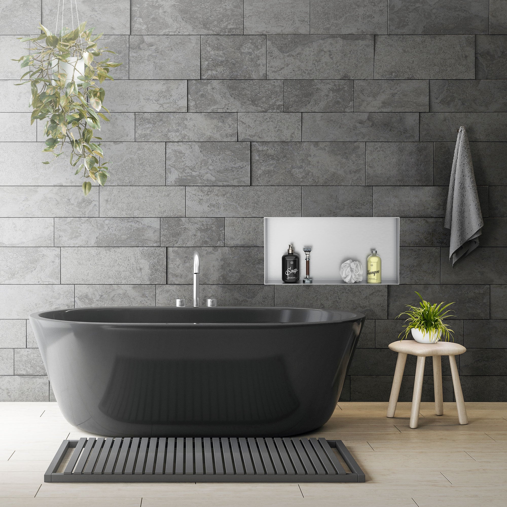 Schwarze Badewanne vor einer Steinwand, mit Pflanzen und Pflegeprodukten.