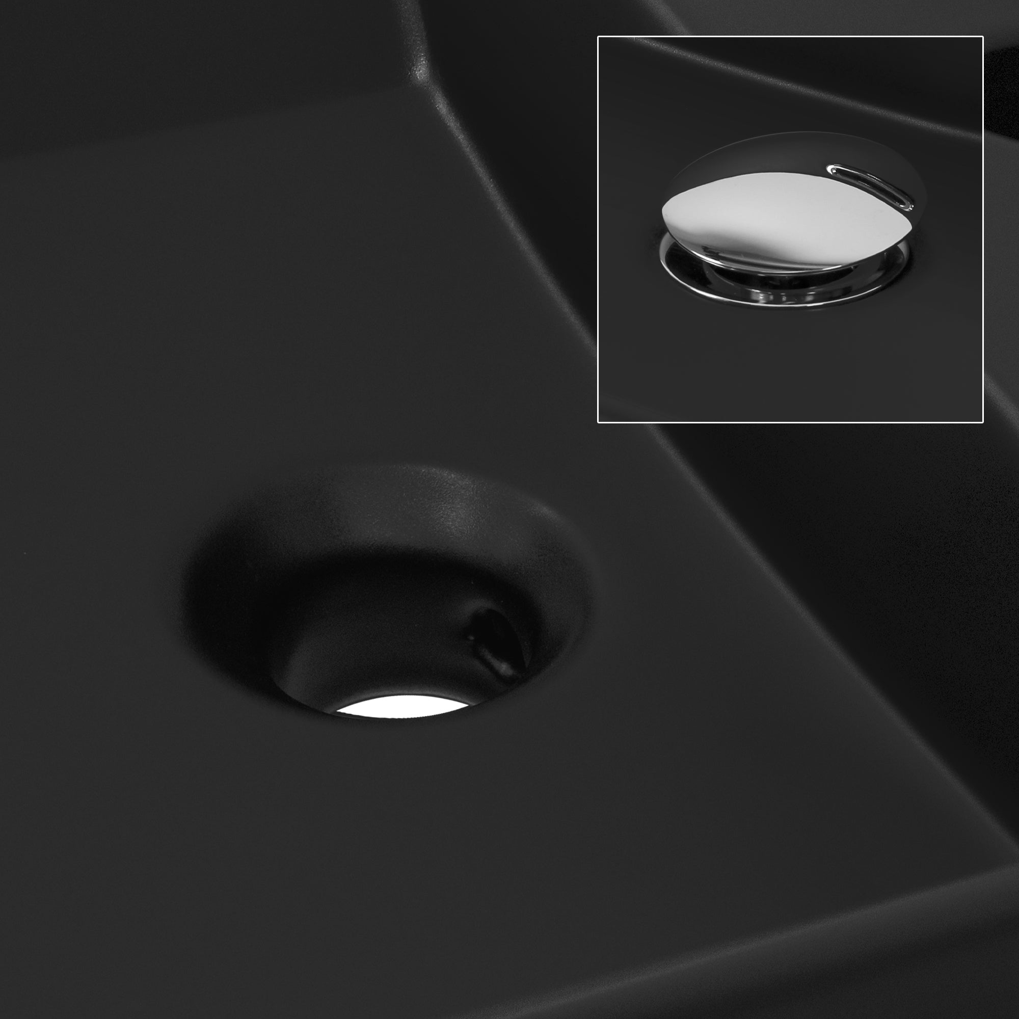 Vue détaillée d'un drain dans un lavabo noir.