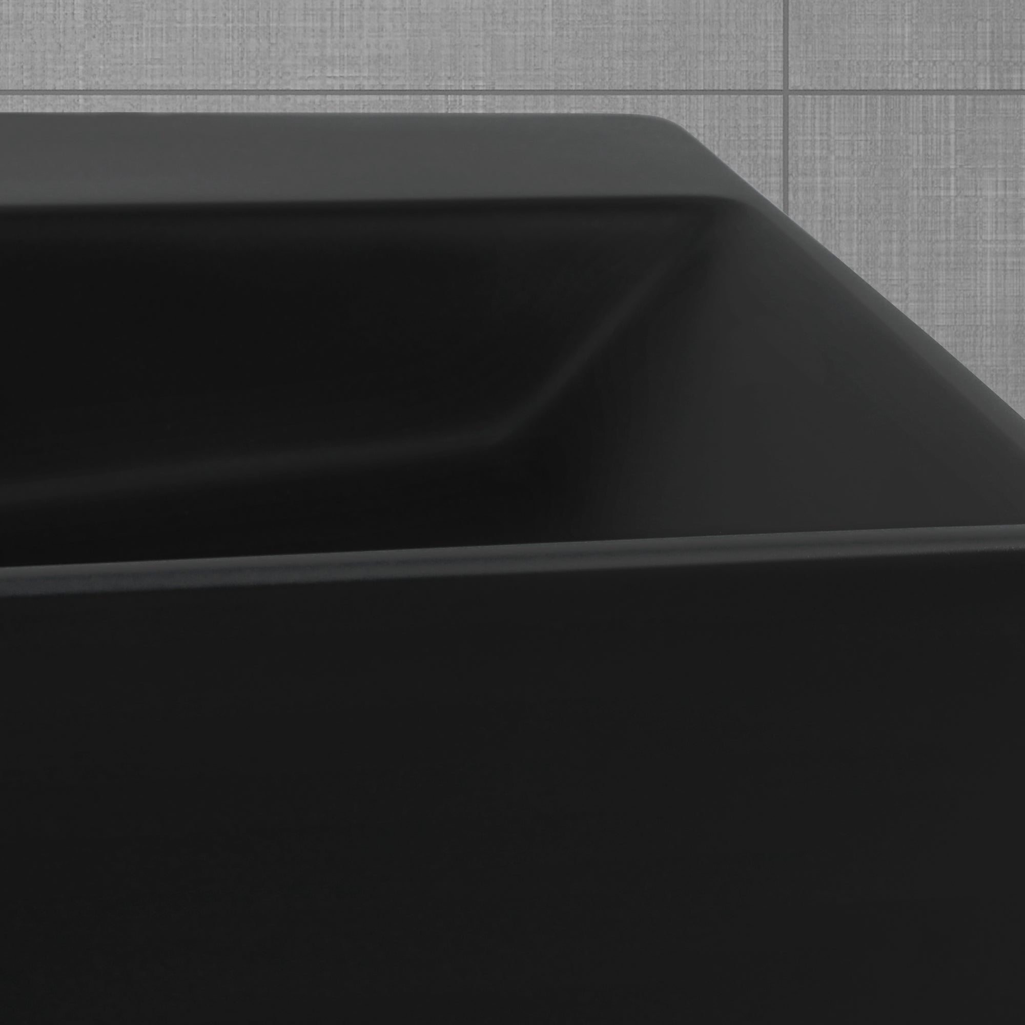 Gros plan d'un lavabo noir avec bords arrondis.