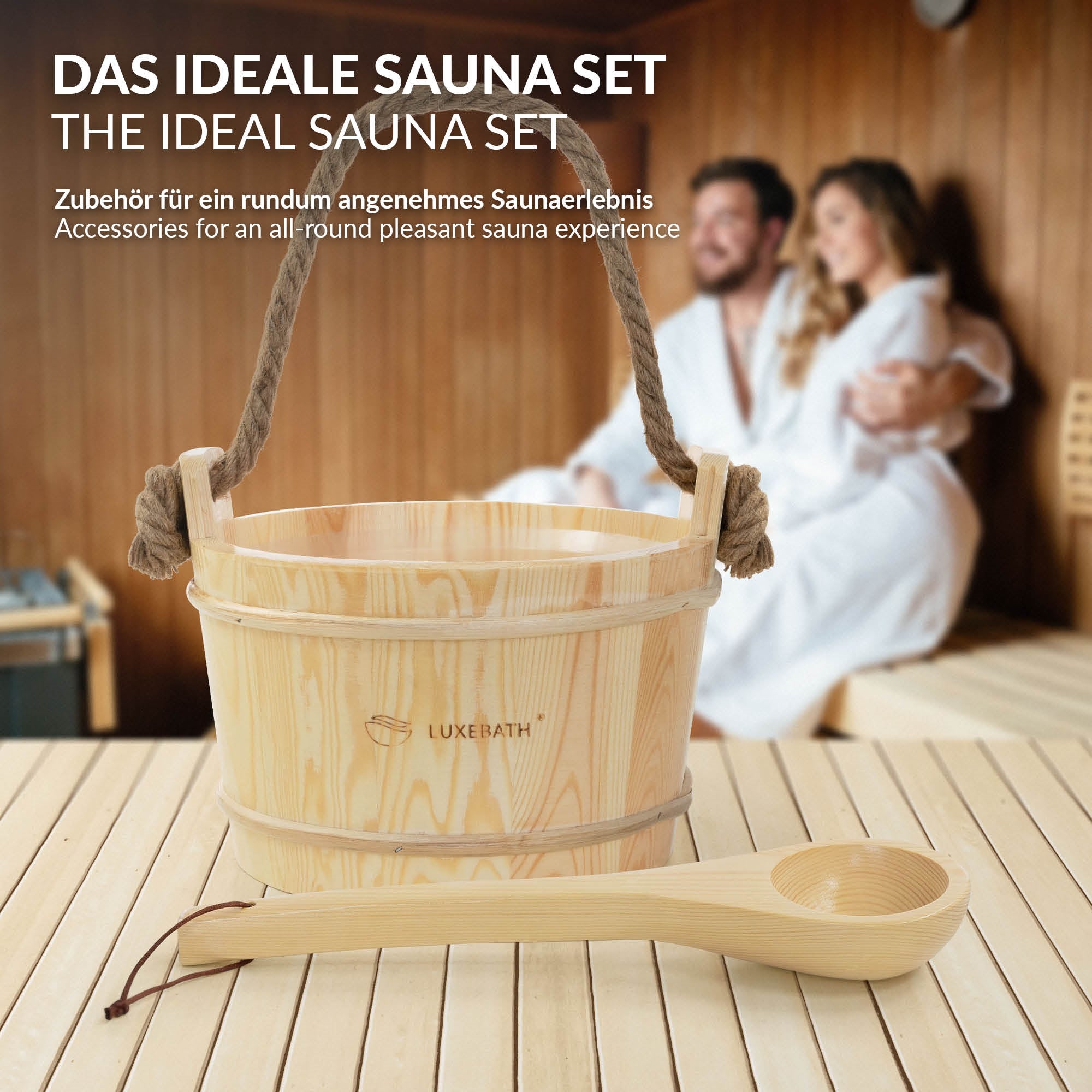 Houten sauna-emmer met touwhandvat en houten lepel in een sauna.