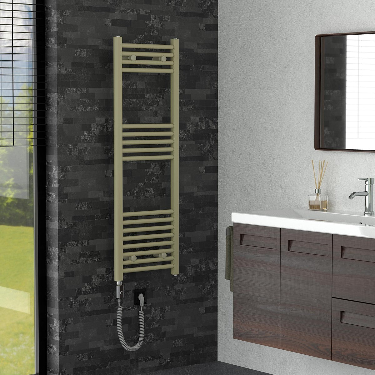 Handtuchhalter an einer Wand in einem Badezimmer mit Spiegel.