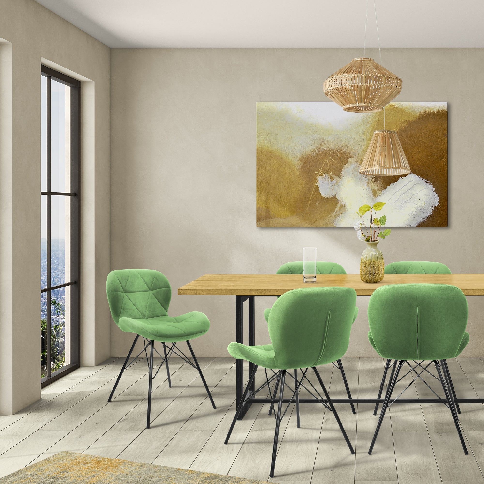 Sala da pranzo con sedie verdi, tavolo e arte murale.