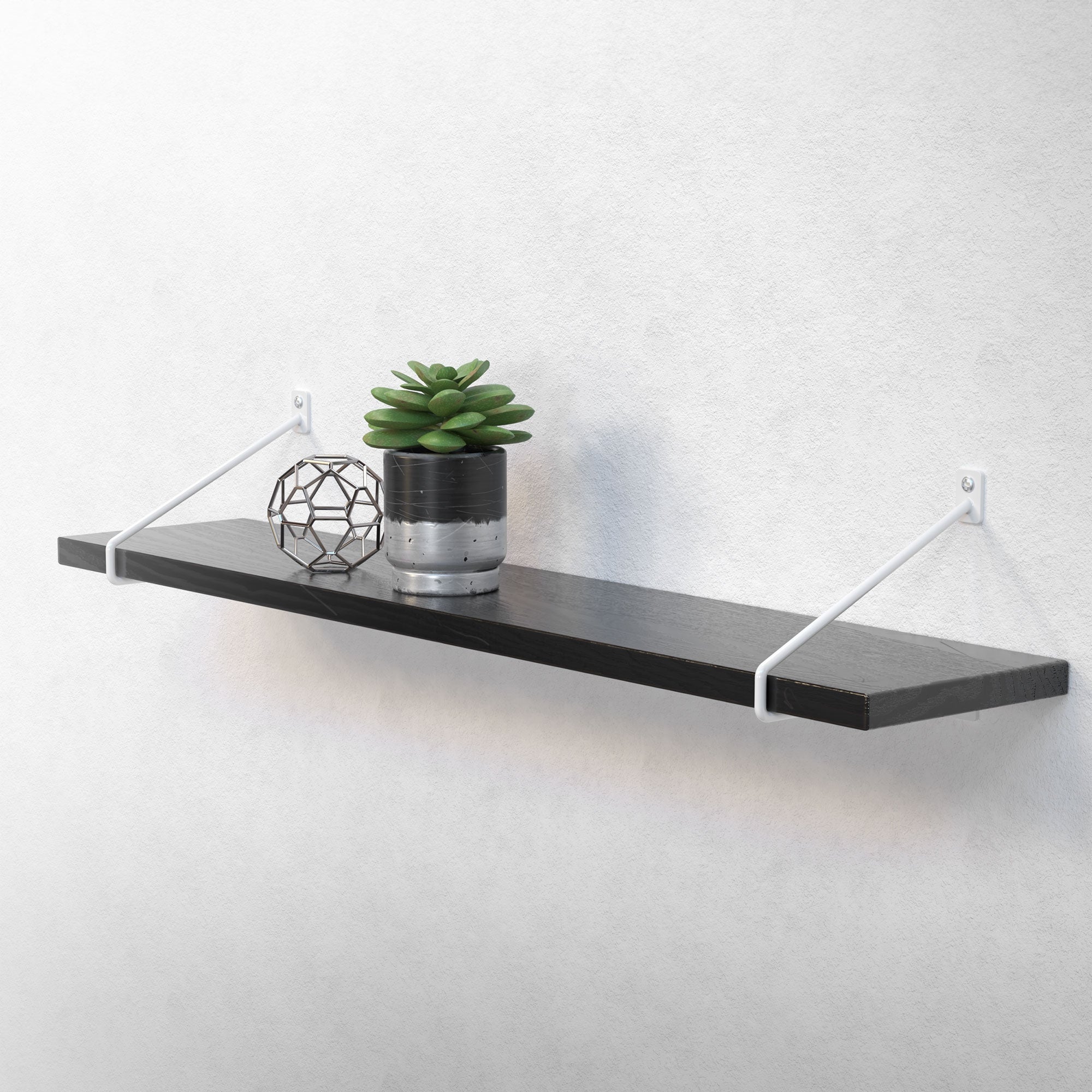 Étagère noire avec des plantes et de la décoration sur un mur clair.