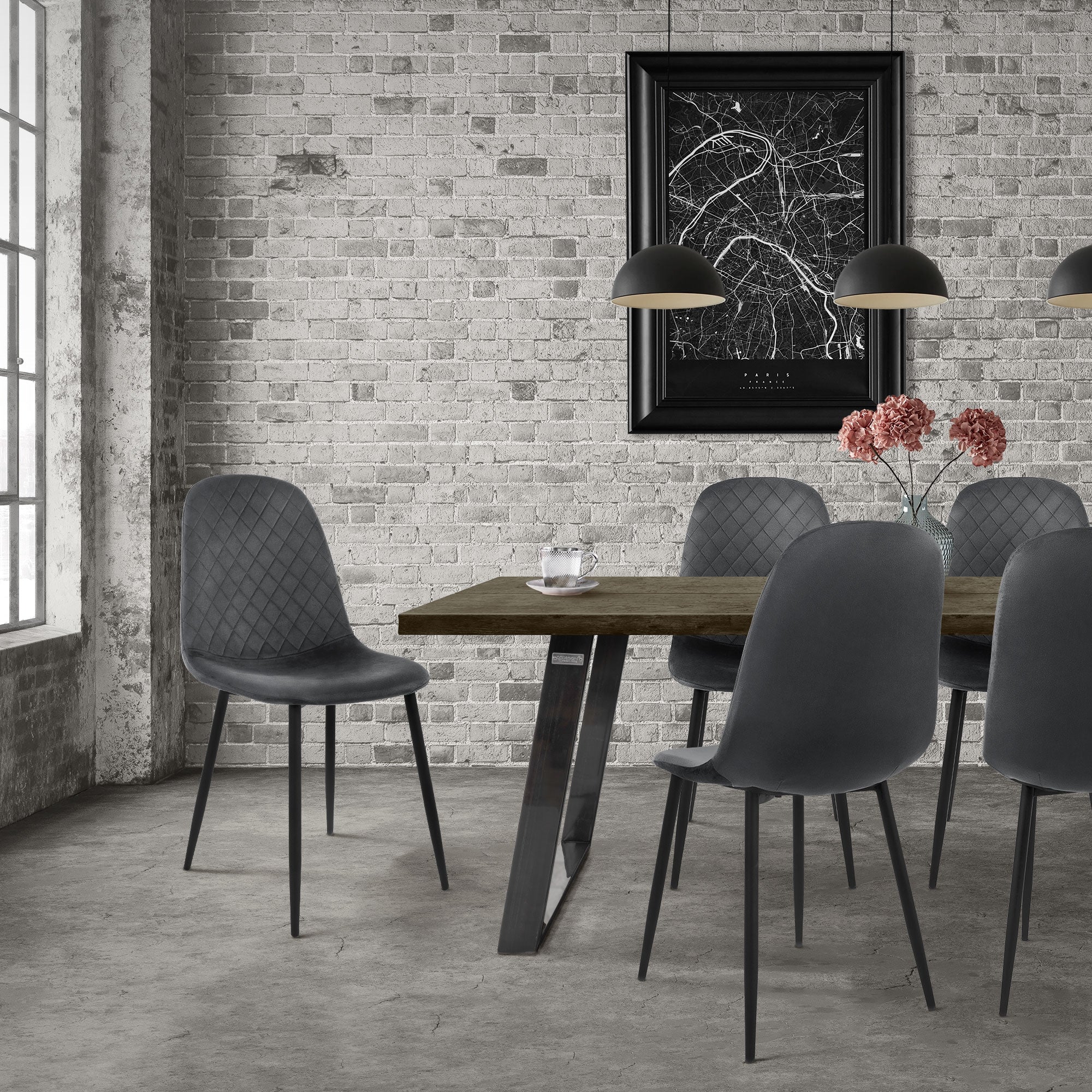 Esszimmer mit Stühlen und Tisch in einem modernen Raum.