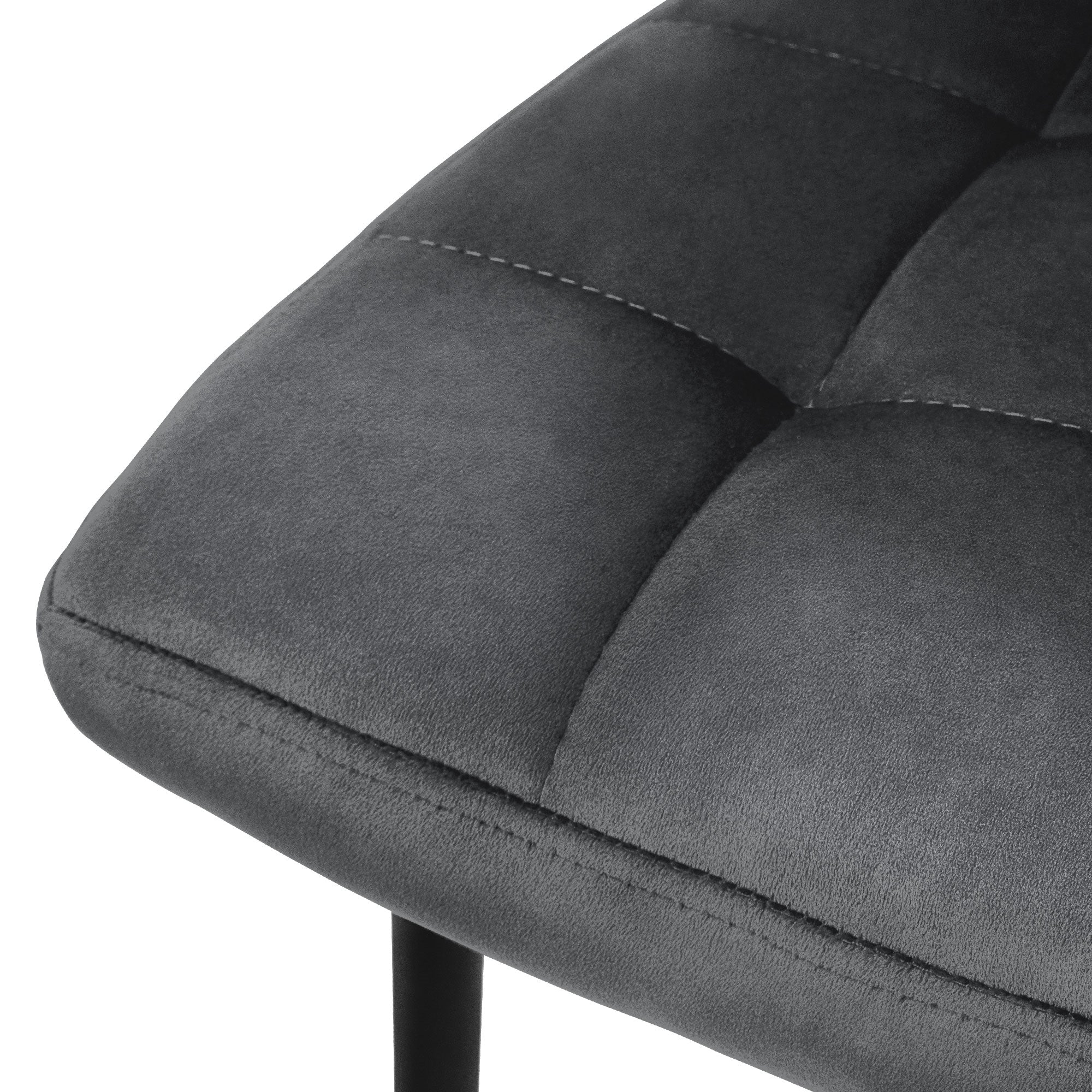 Primer plano de una silla gris con asiento acolchado y costura fina.