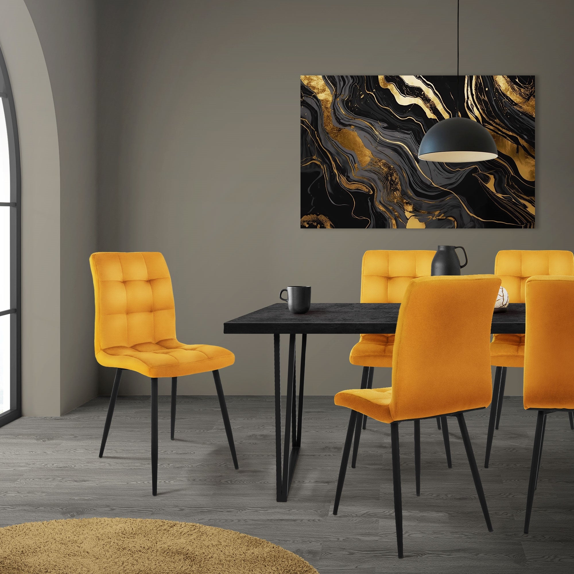 Ein Esszimmer mit orangefarbenen Stühlen, einem schwarzen Tisch und einer modernen Wanddekoration.