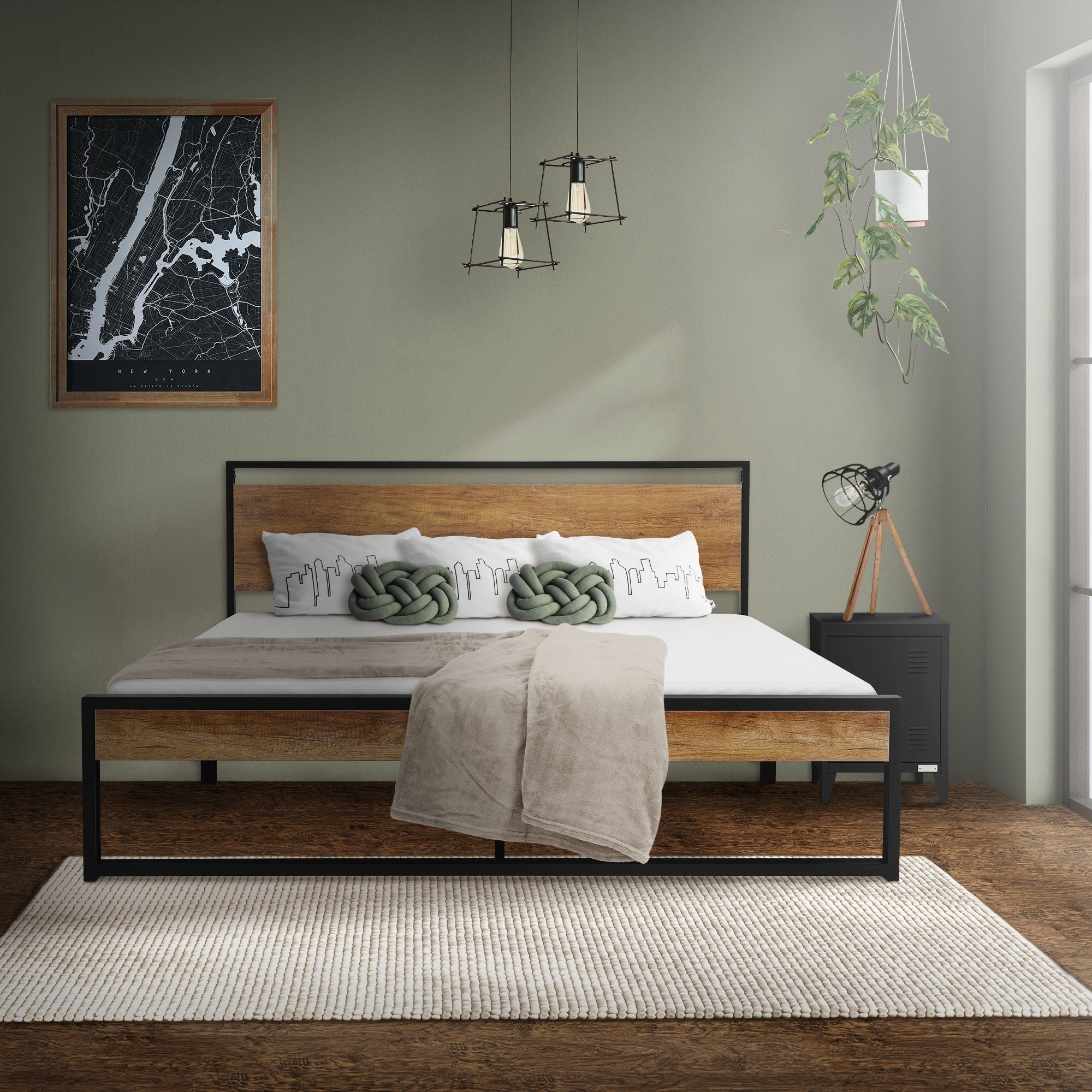 Bett im Raum mit Pflanzen, Kissen und Decke auf einem Teppich.