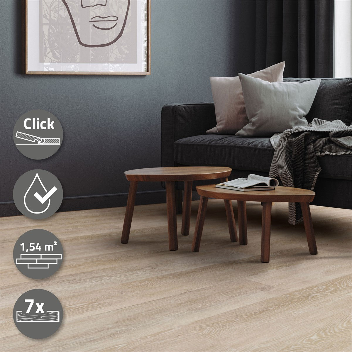 Zwei kleine Holztische auf einem hellen Boden vor einer Couch mit Kissen.