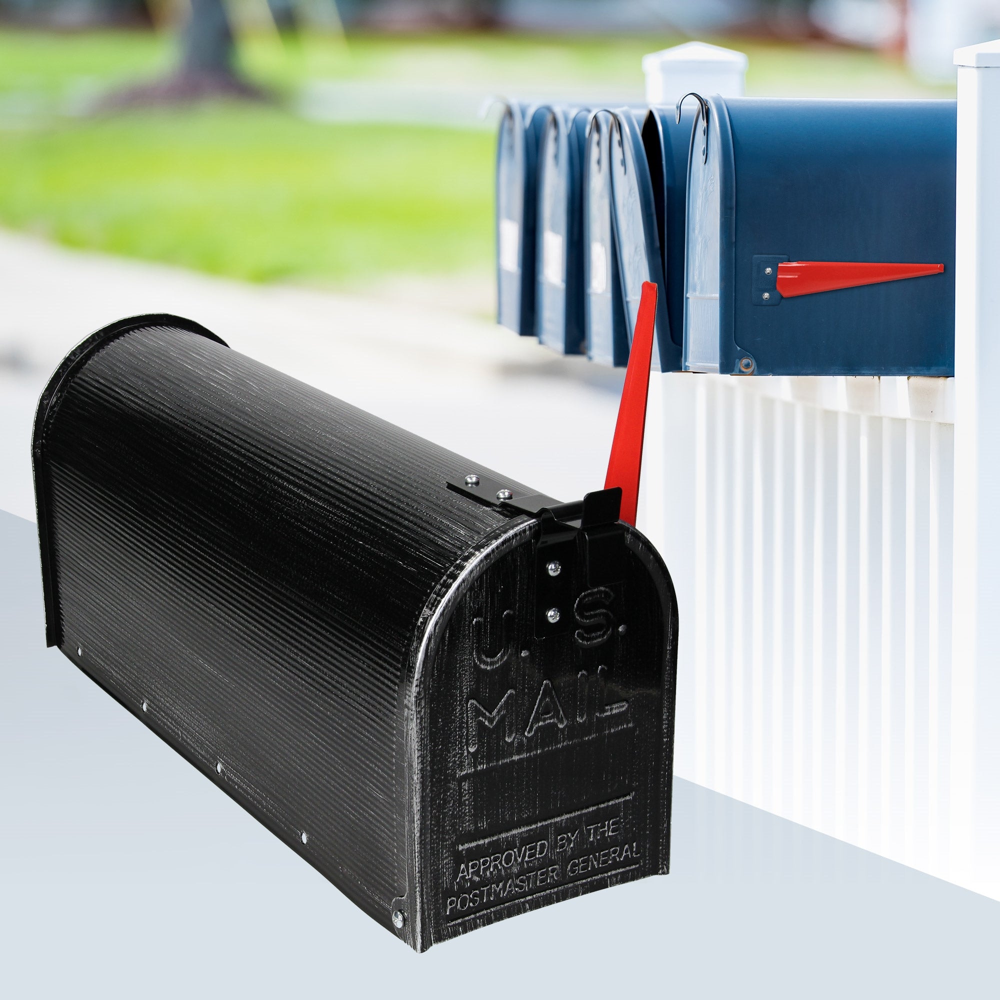 Buzón negro con palanca de bandera roja junto a buzones azules.