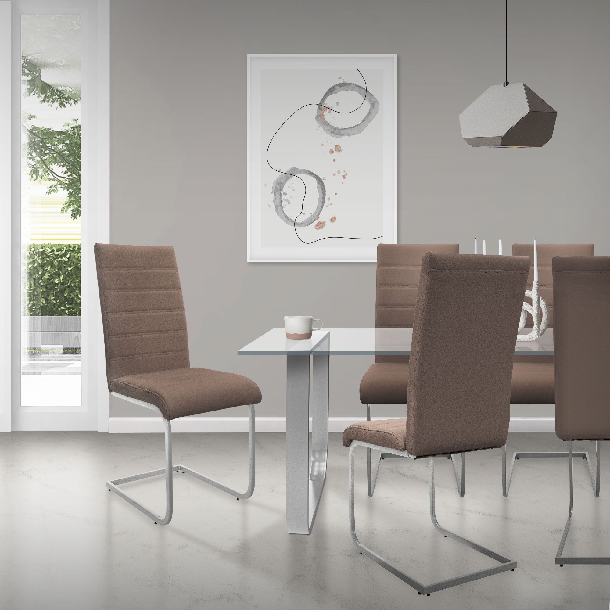 Salle à manger avec des chaises brunes et une table en verre dans une pièce moderne.