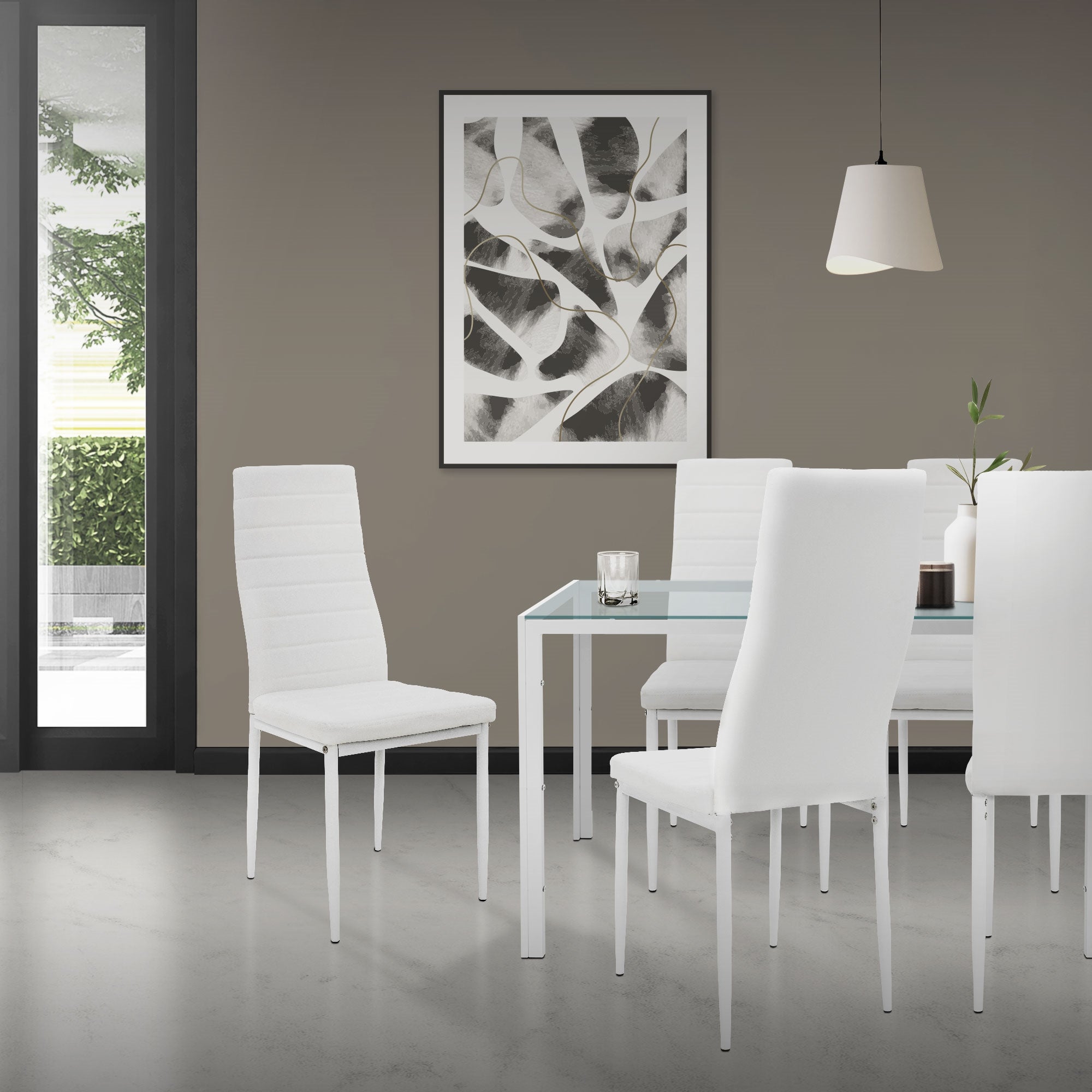 Ein Esszimmer mit einem weißen Tisch und mehreren weißen Stühlen.