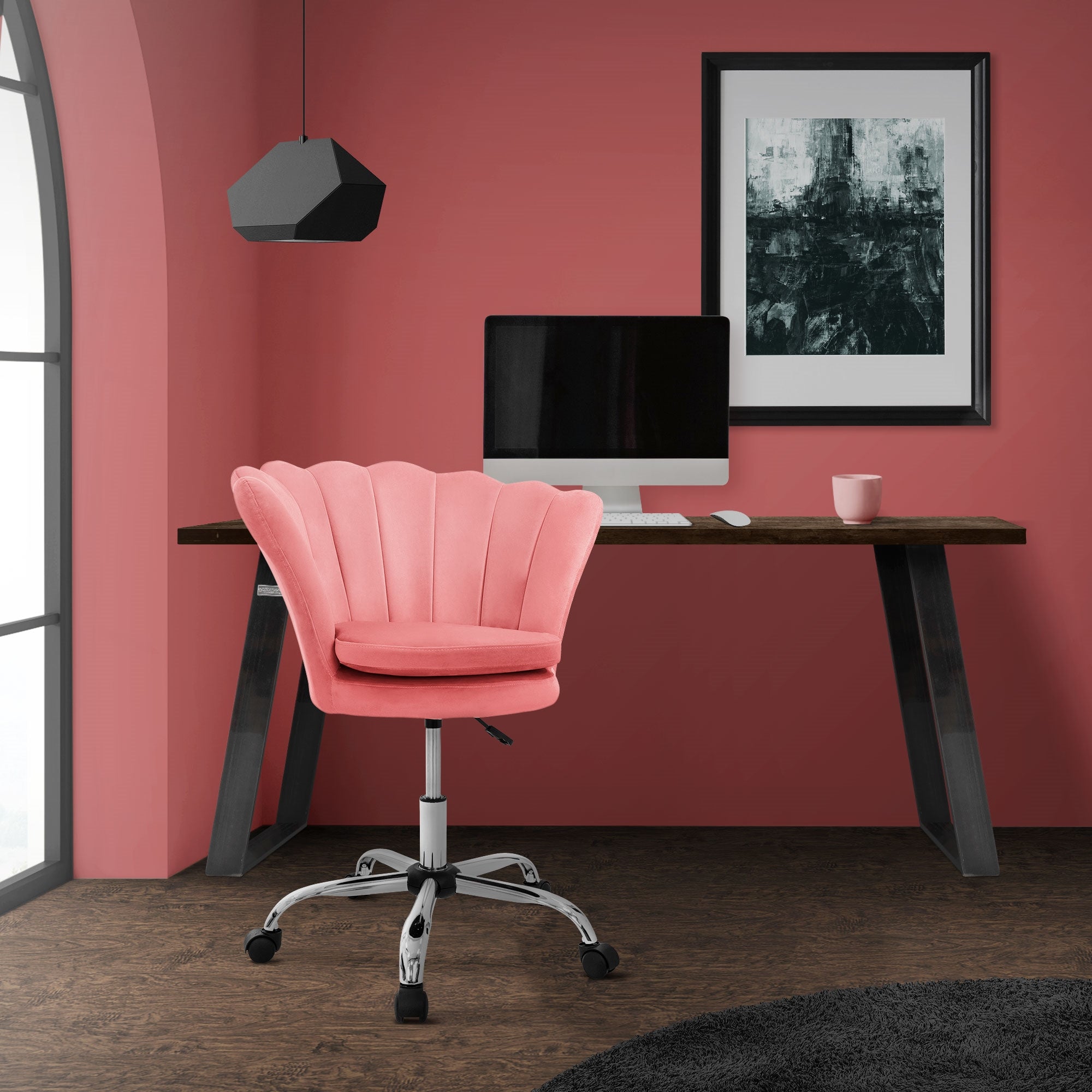 Rosa Bürostuhl vor einem Schreibtisch in einem Raum mit roter Wand.