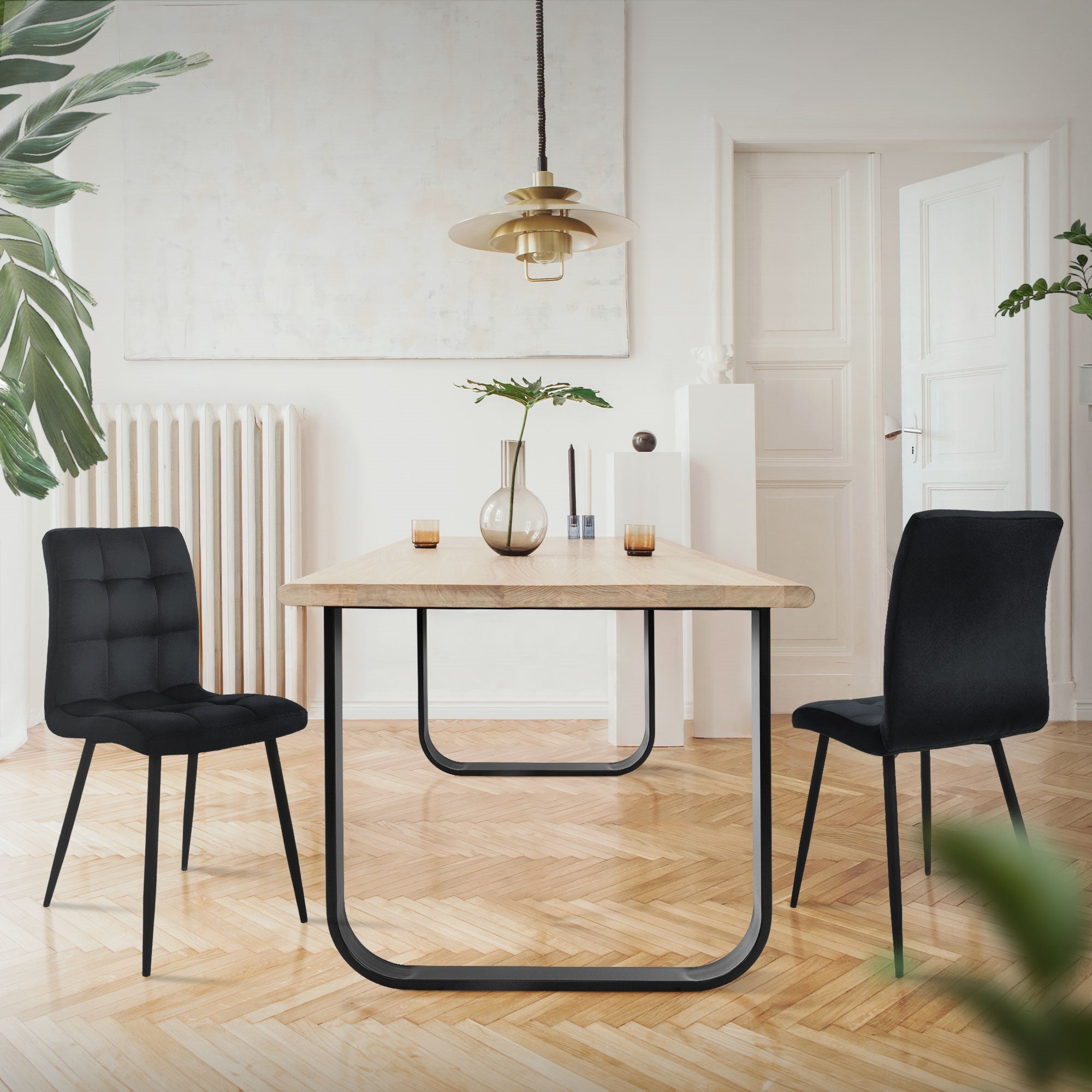 Une salle à manger avec une table et deux chaises dans une pièce lumineuse.