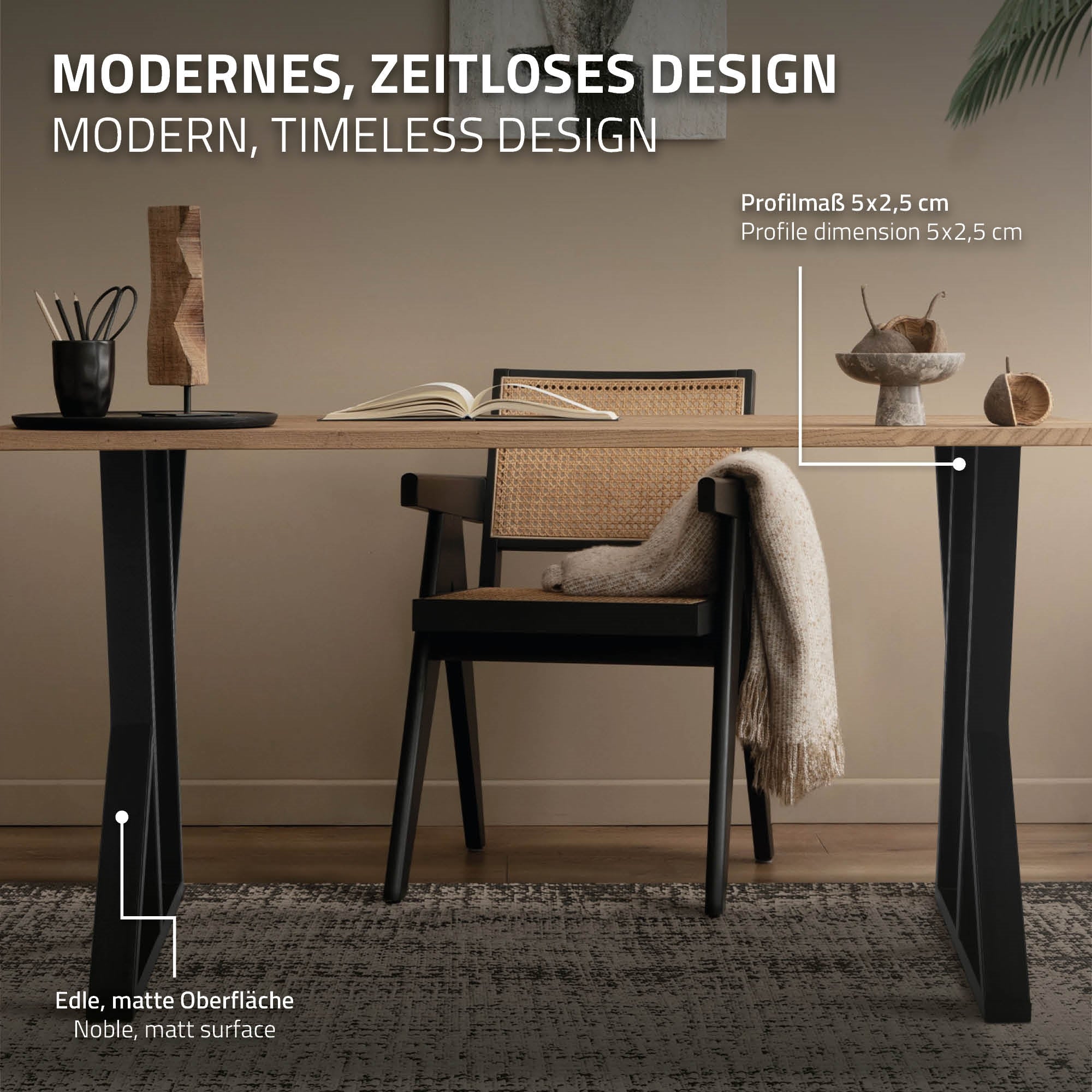 Et bord med moderne design, sort stol og dekorative genstande på bordpladen.