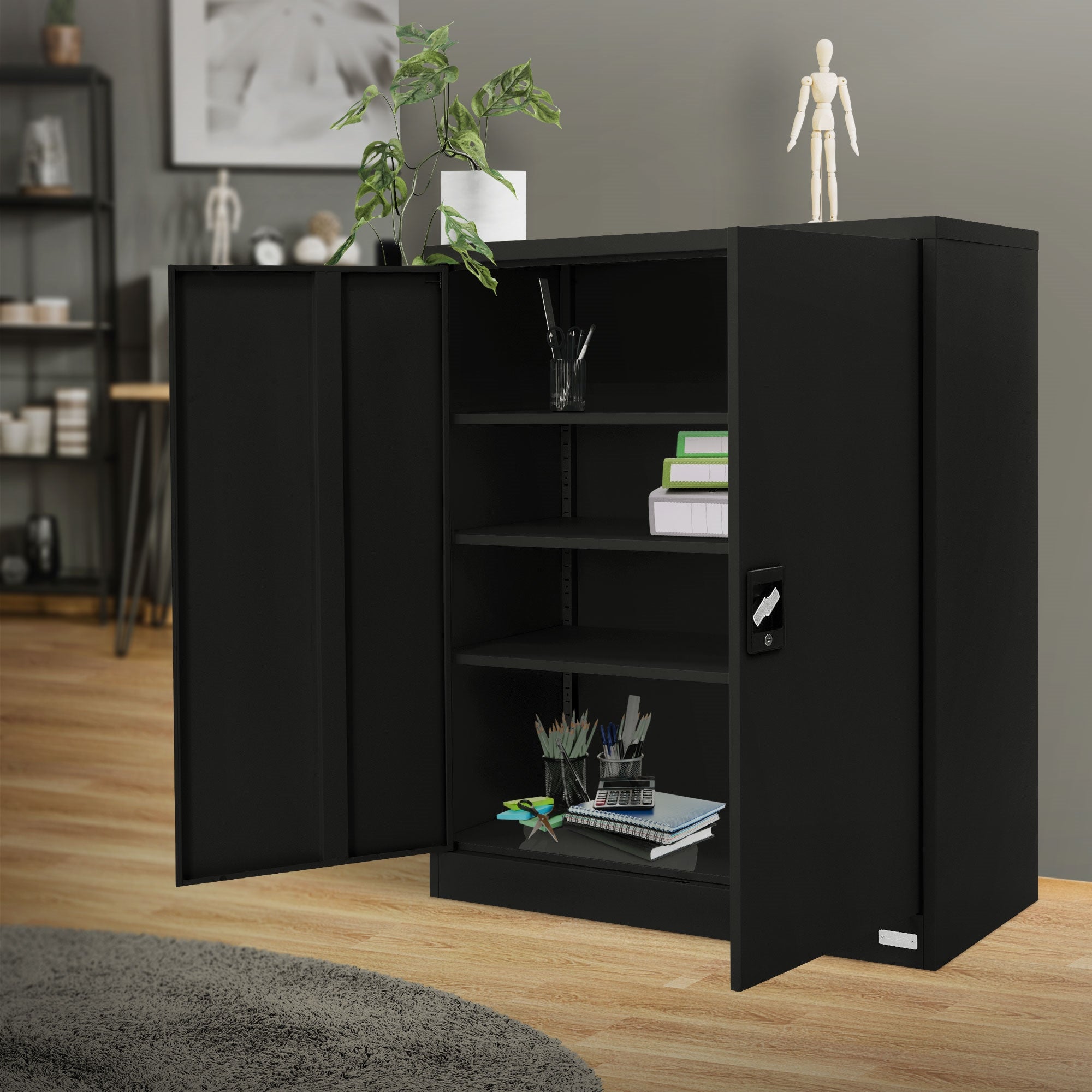 Schwarzer Schrank mit offenen Türen und Regalen, im Hintergrund ein Raum mit Möbeln.