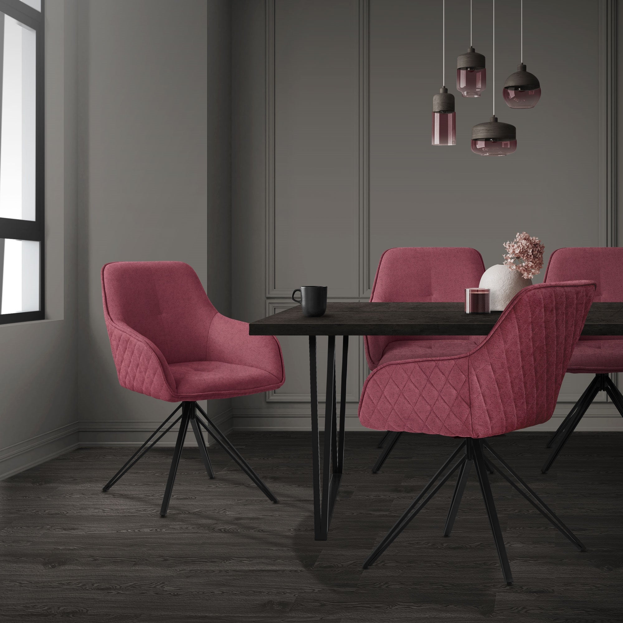 Esszimmer mit rosa Stühlen und einem schwarzen Tisch.