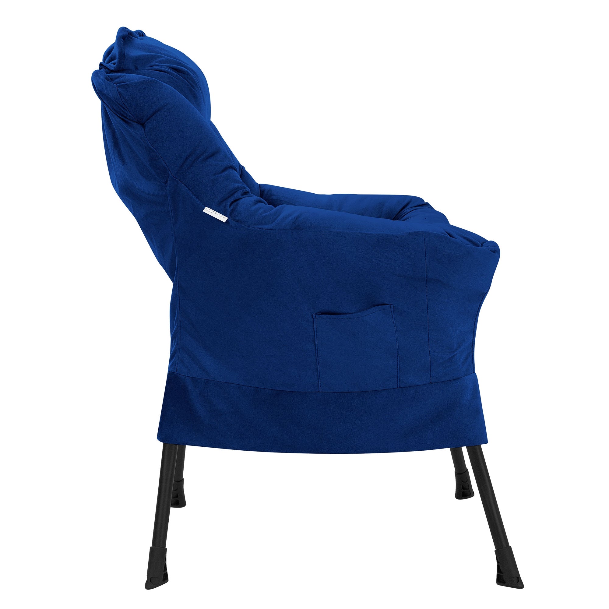 Een blauwe stoel met kussens, zijaanzicht op een witte achtergrond.
