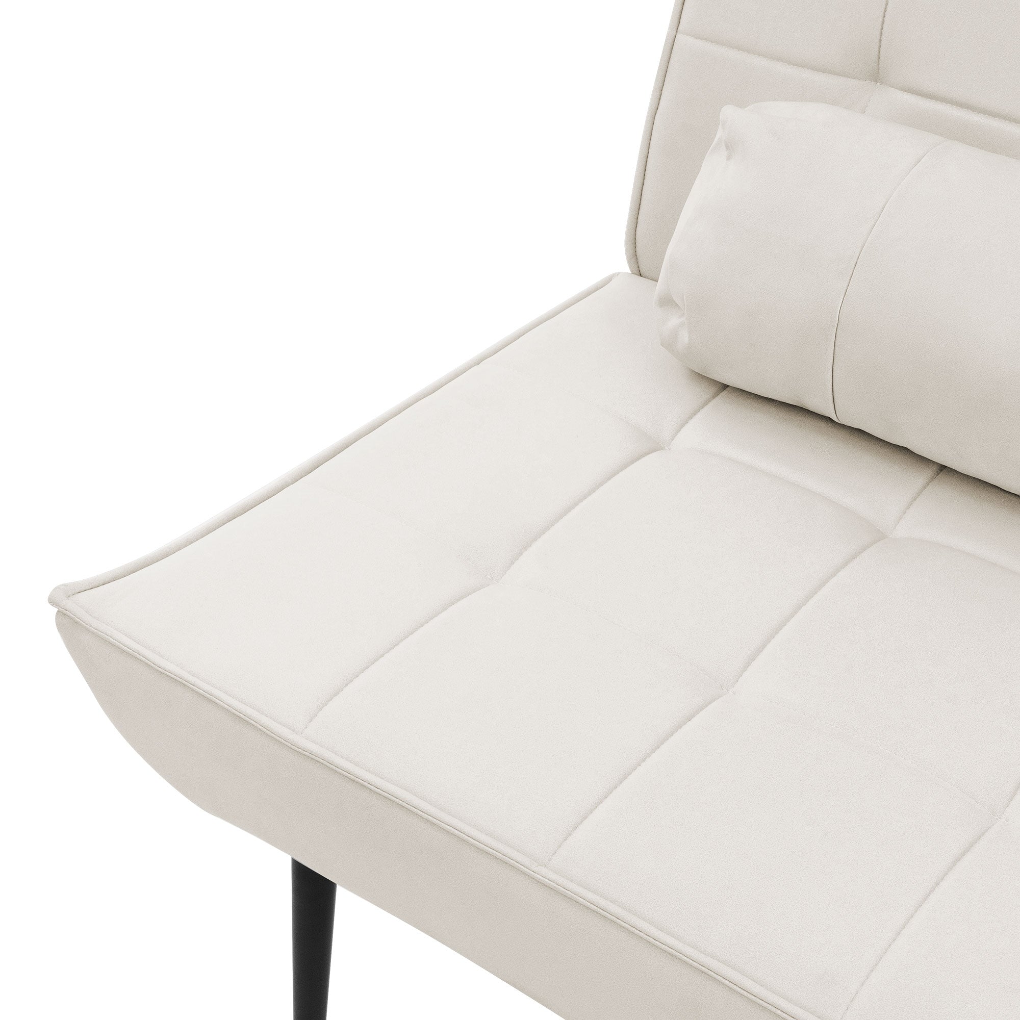 Beige fotel párnával és párnázott ülőfelülettel.