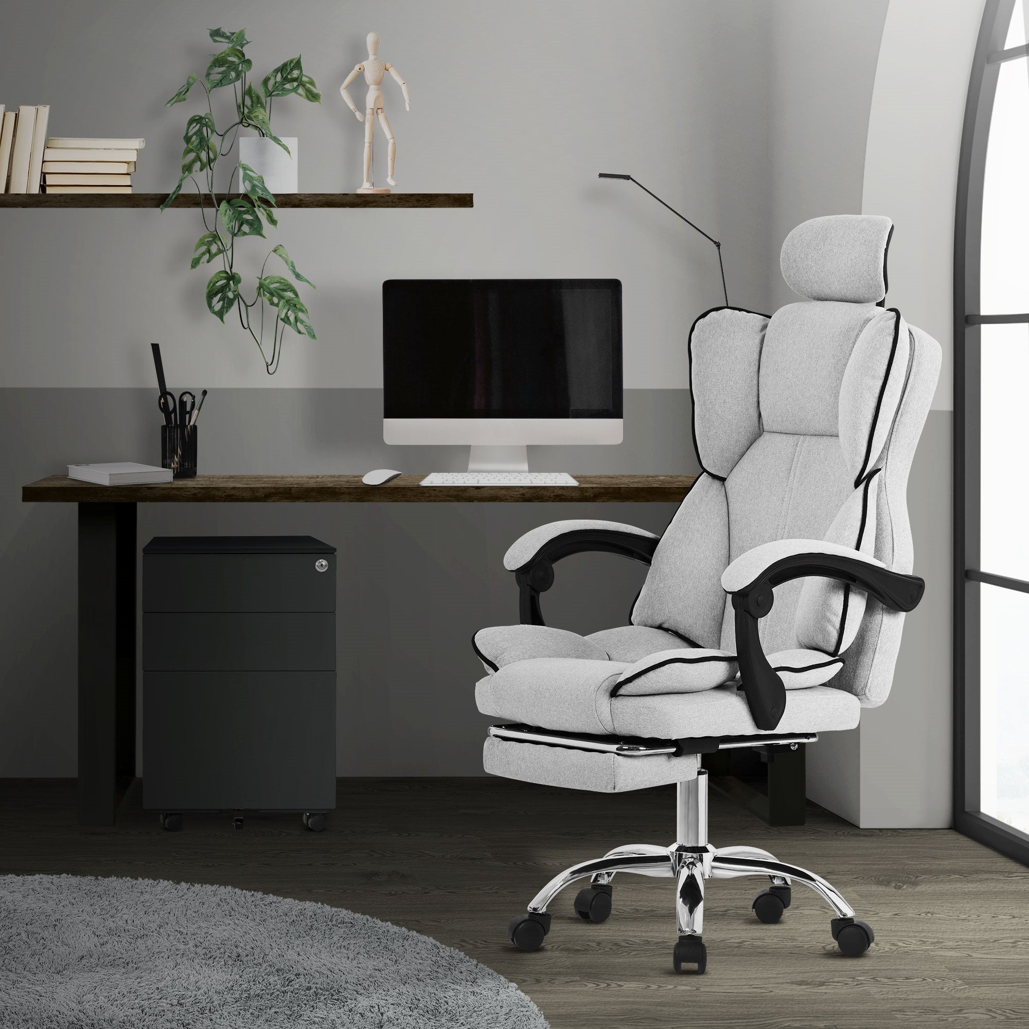 Chaise de bureau dans un bureau avec un bureau, un ordinateur et des plantes en arrière-plan.