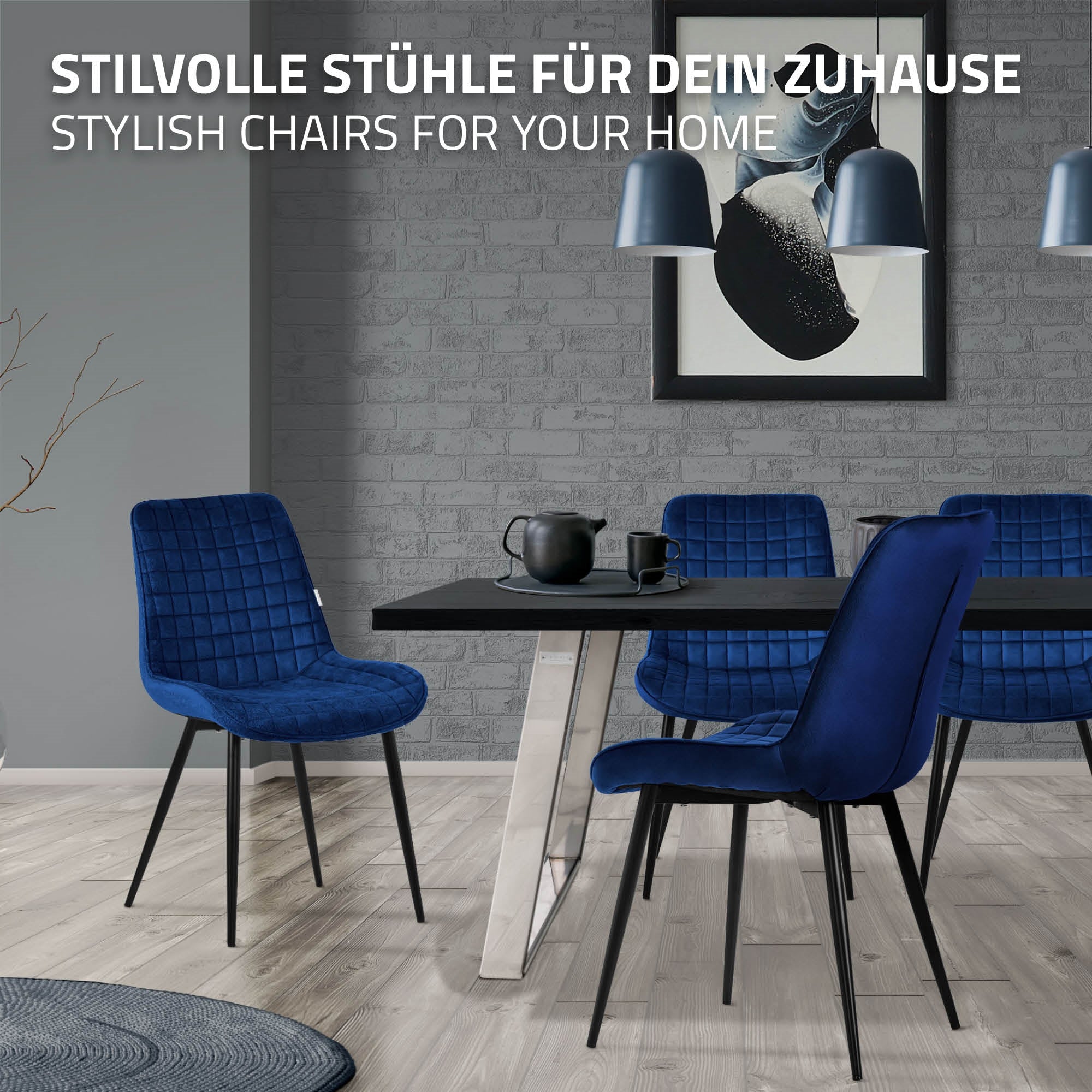 Deux chaises bleues autour d'une table dans une pièce moderne avec un mur gris.