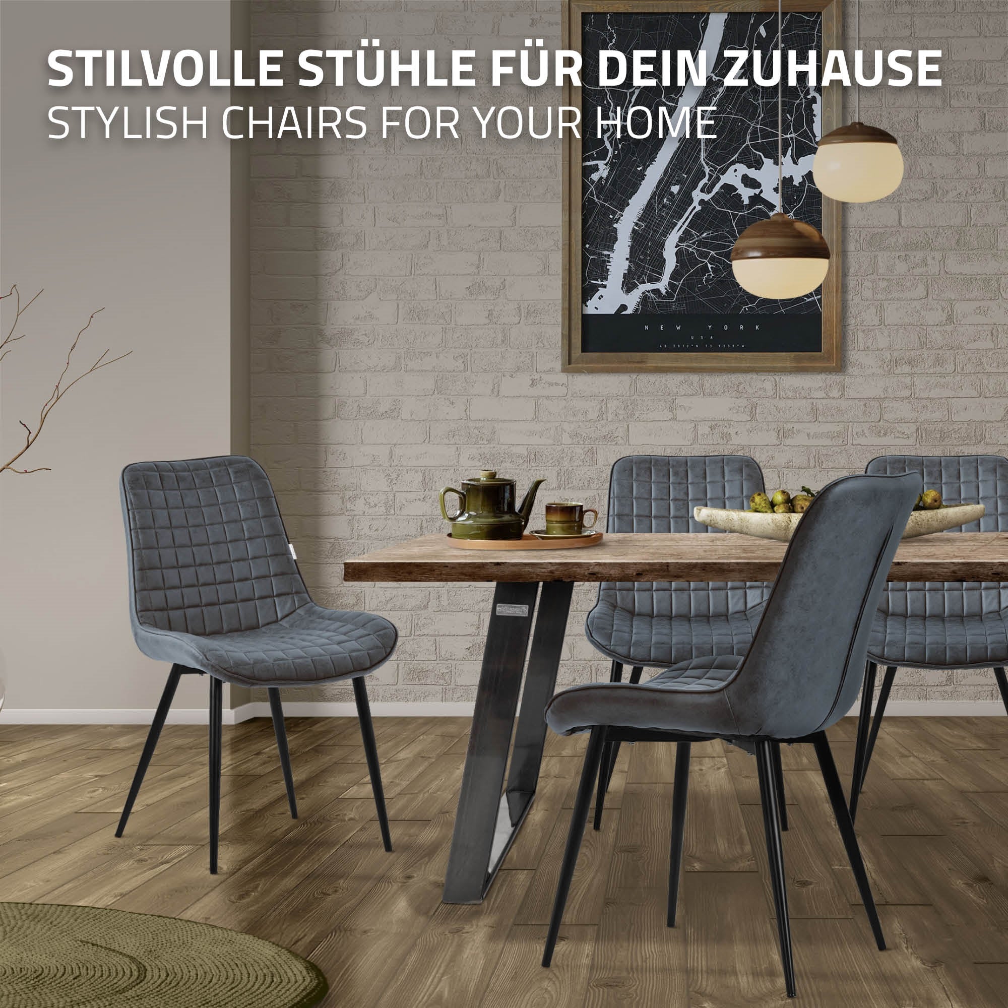 Dvě stylové šedé jídelní židle kolem stolu v moderním prostoru.