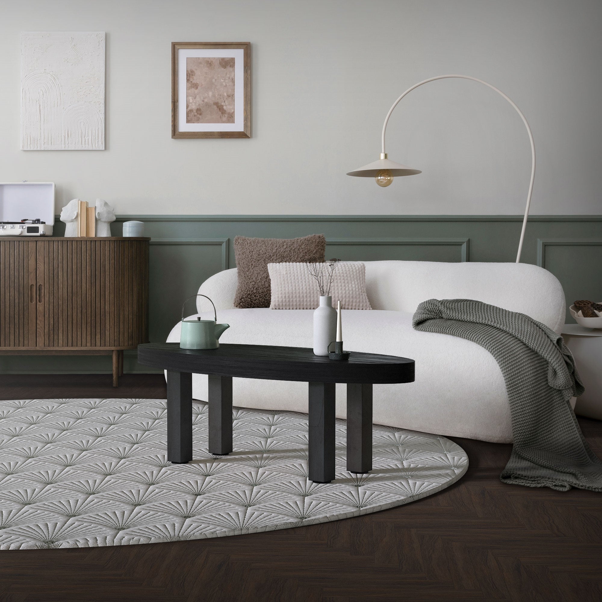 Un espacio habitable moderno con una mesa, sillas y elementos decorativos.