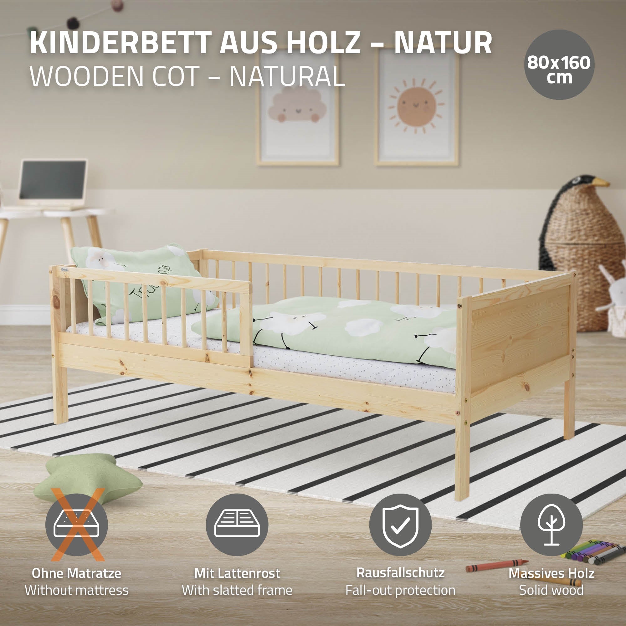 Holz-Kinderbett ohne Matratze, mit Rausfallschutz, auf einem gestreiften Teppich.