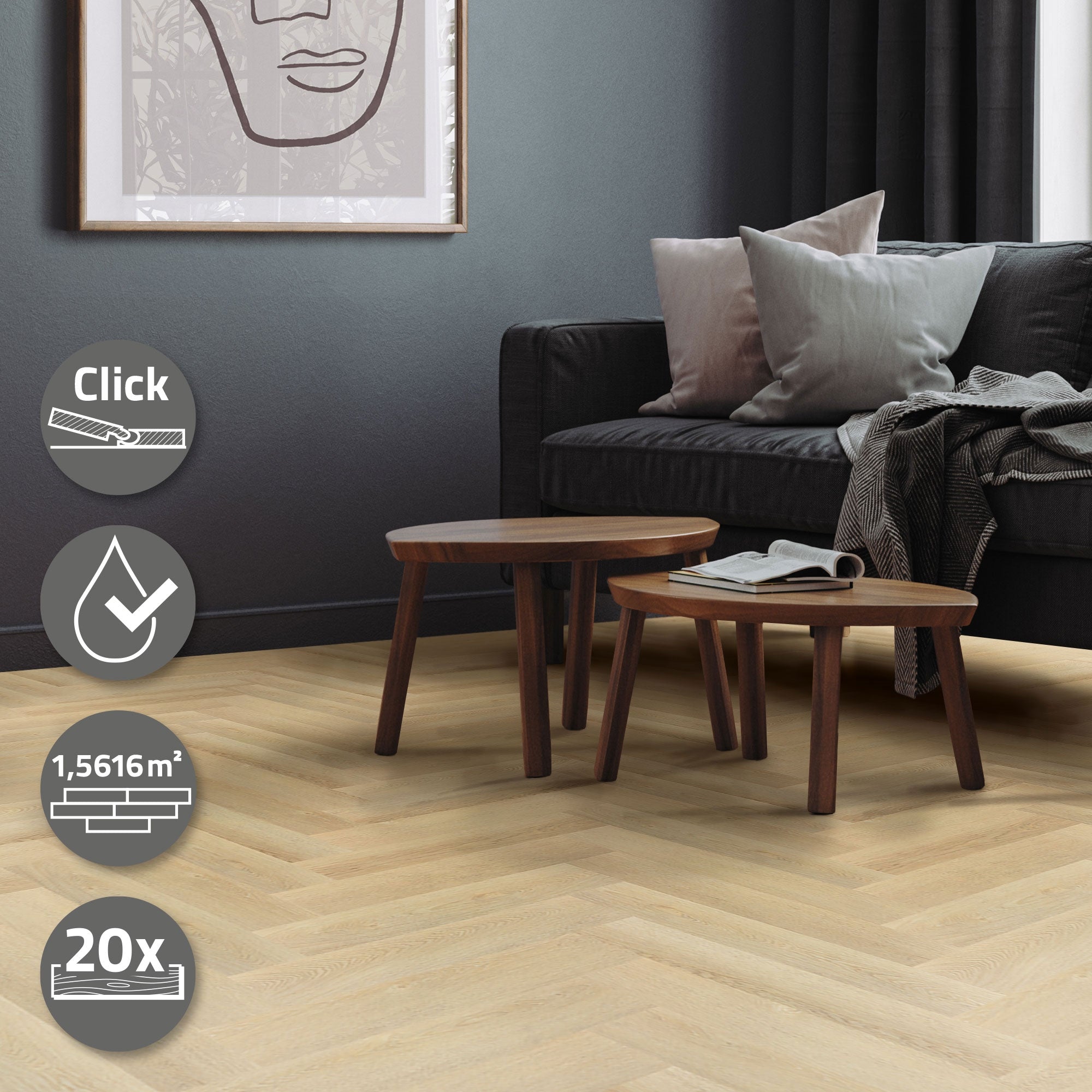 Twee kleine houten tafels voor een bank in een stijlvolle woonkamer.