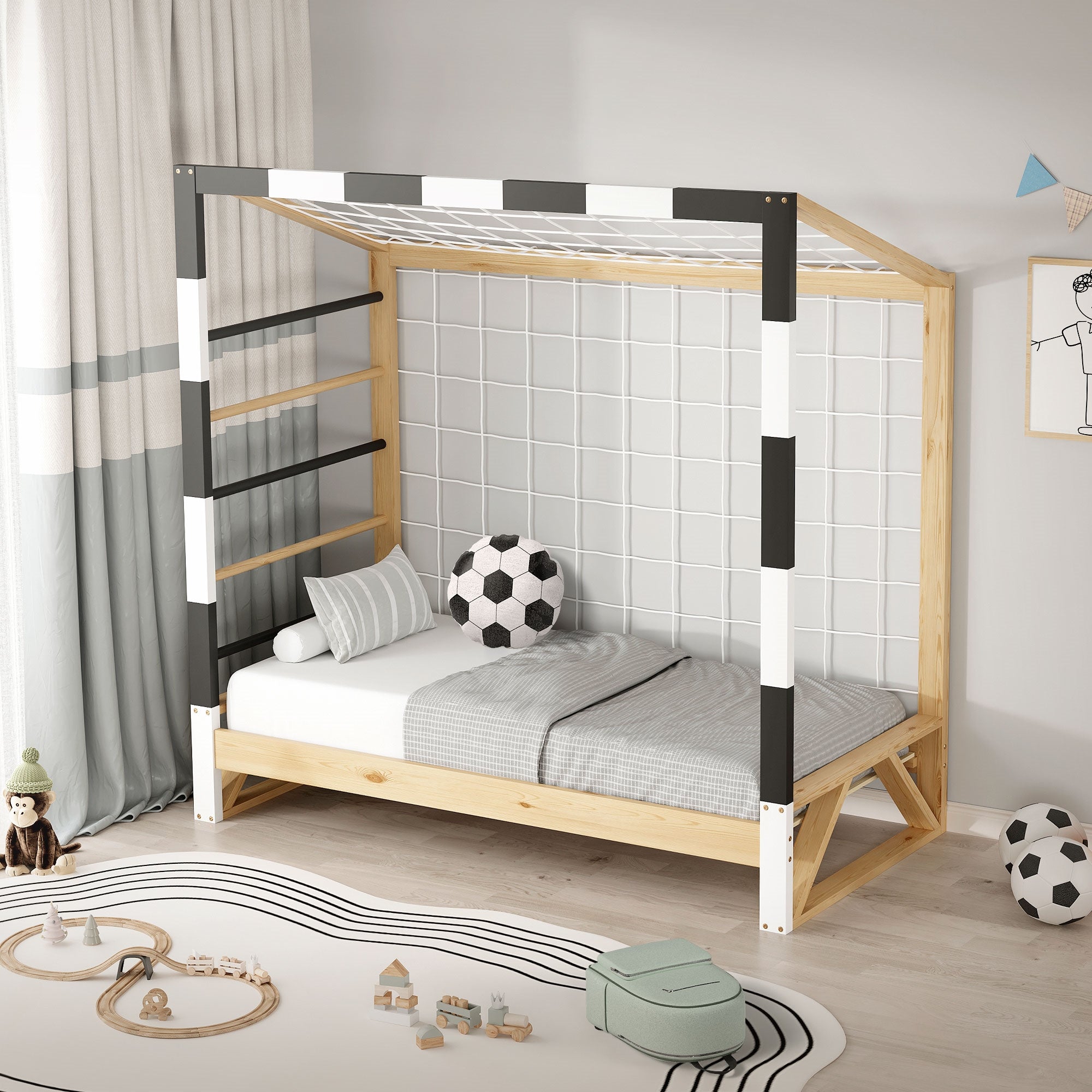Bett mit Holzrahmen, Kissen, Bällen und Spielzeug auf dem Boden.