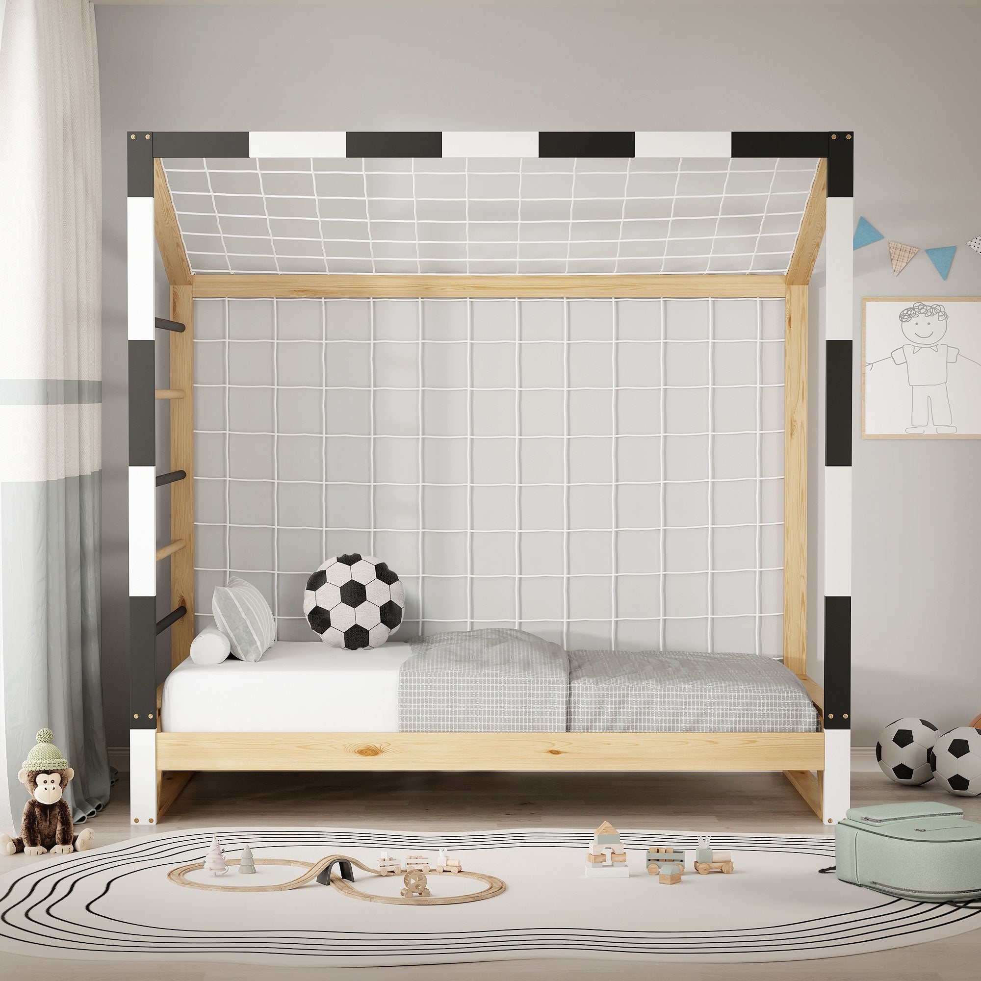 Holz-Kinderbett mit Gitter und zwei Kissen, in einem hellen Raum.