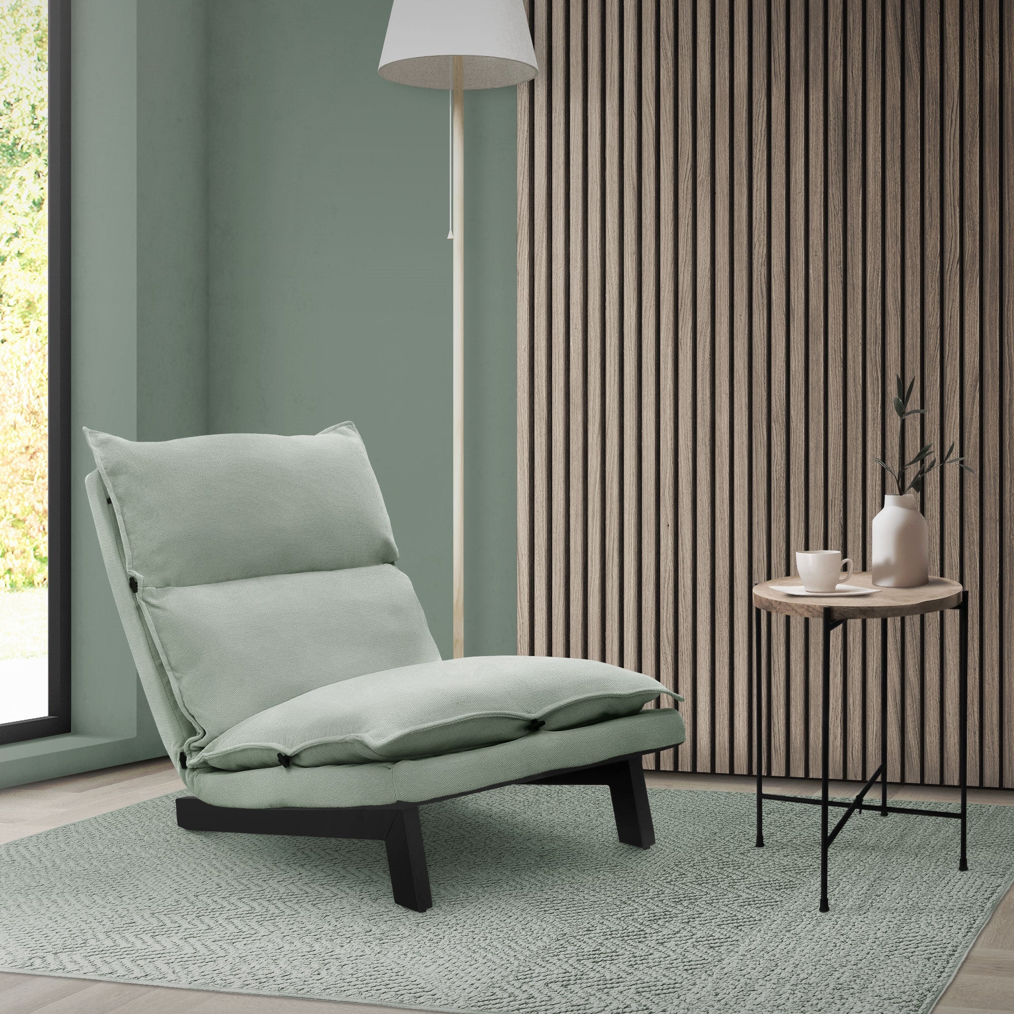 Chaise dans une pièce avec lampe et table d'appoint, entourée de plantes.