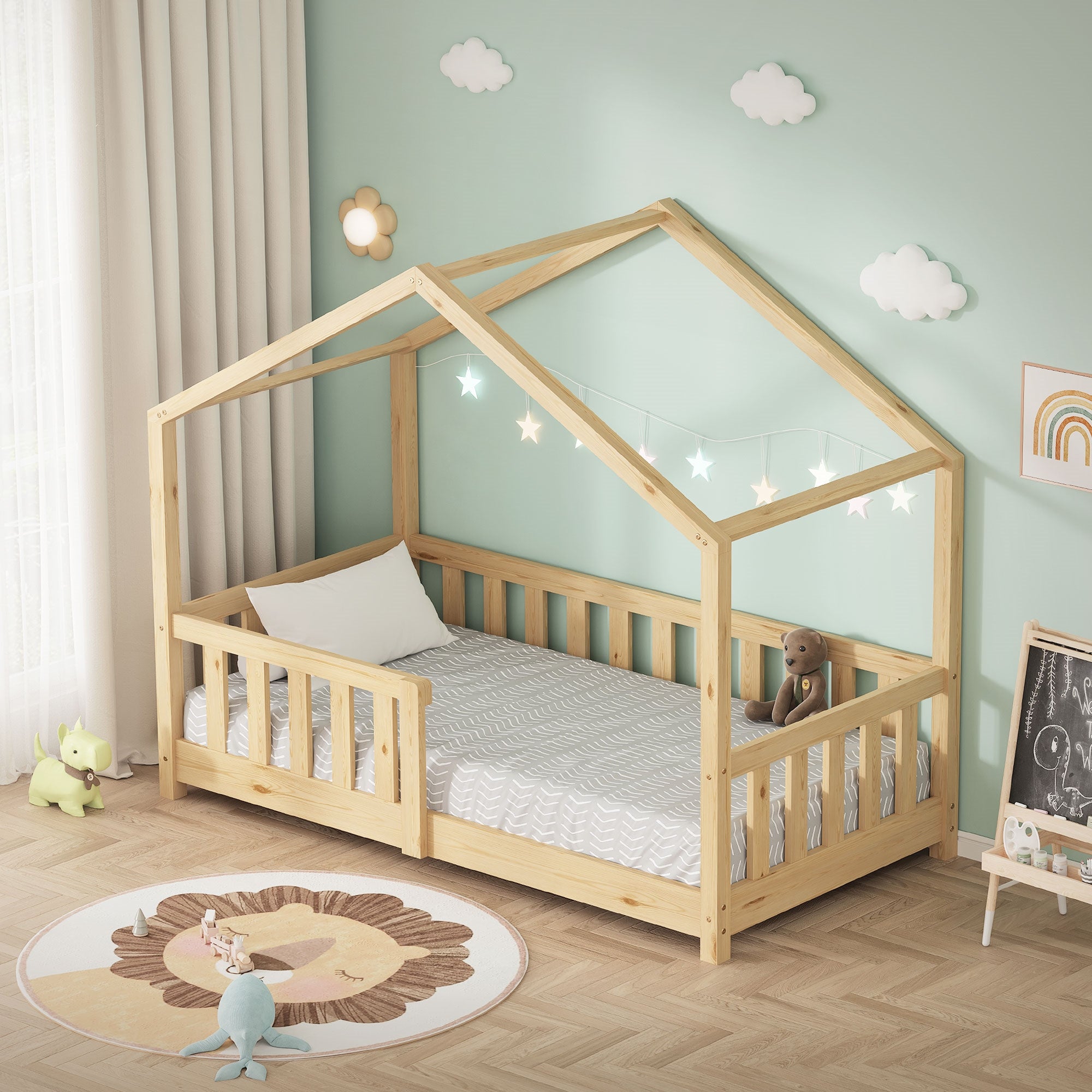 Un altro letto per bambini a forma di casa con luci a forma di stella e un orsetto.