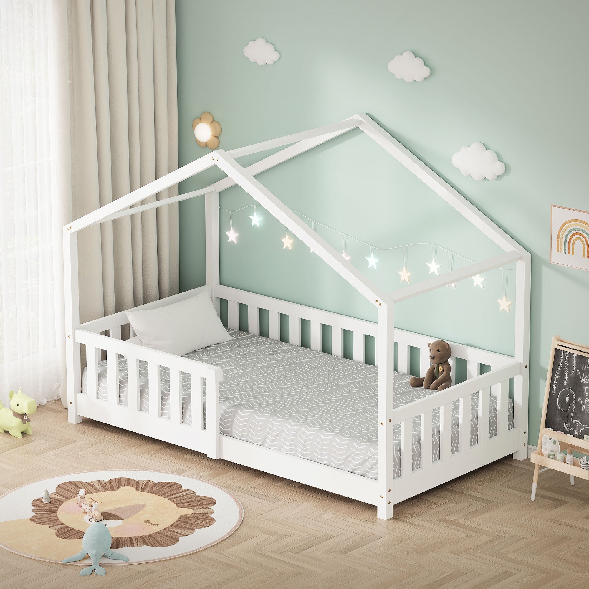 Ein Kinderbett in Hausform mit Sternenlichtern und einem Teddy auf der Matratze.