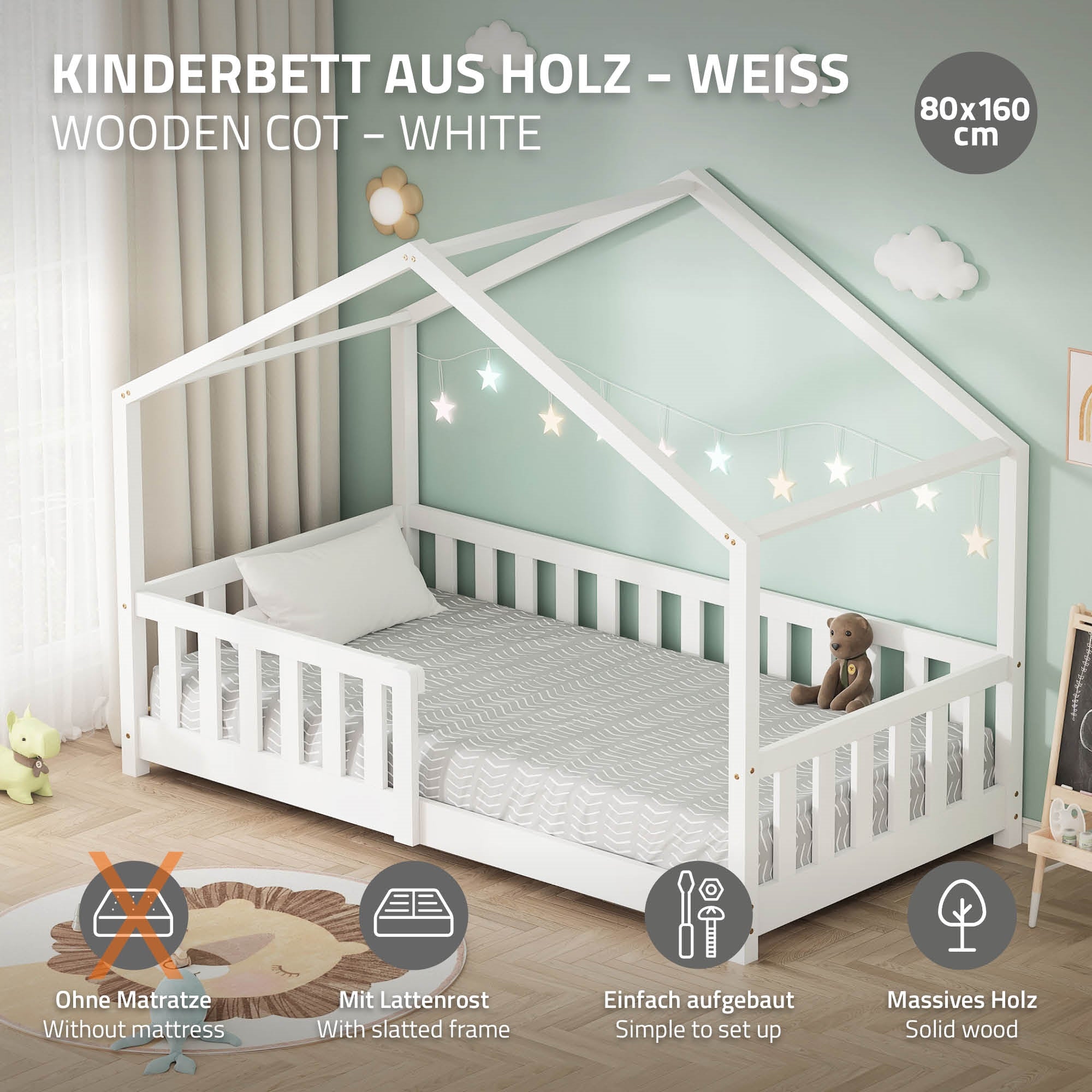 Ein weißes Holzhausbett mit einer Matratze, dekoriert mit Lichtern.