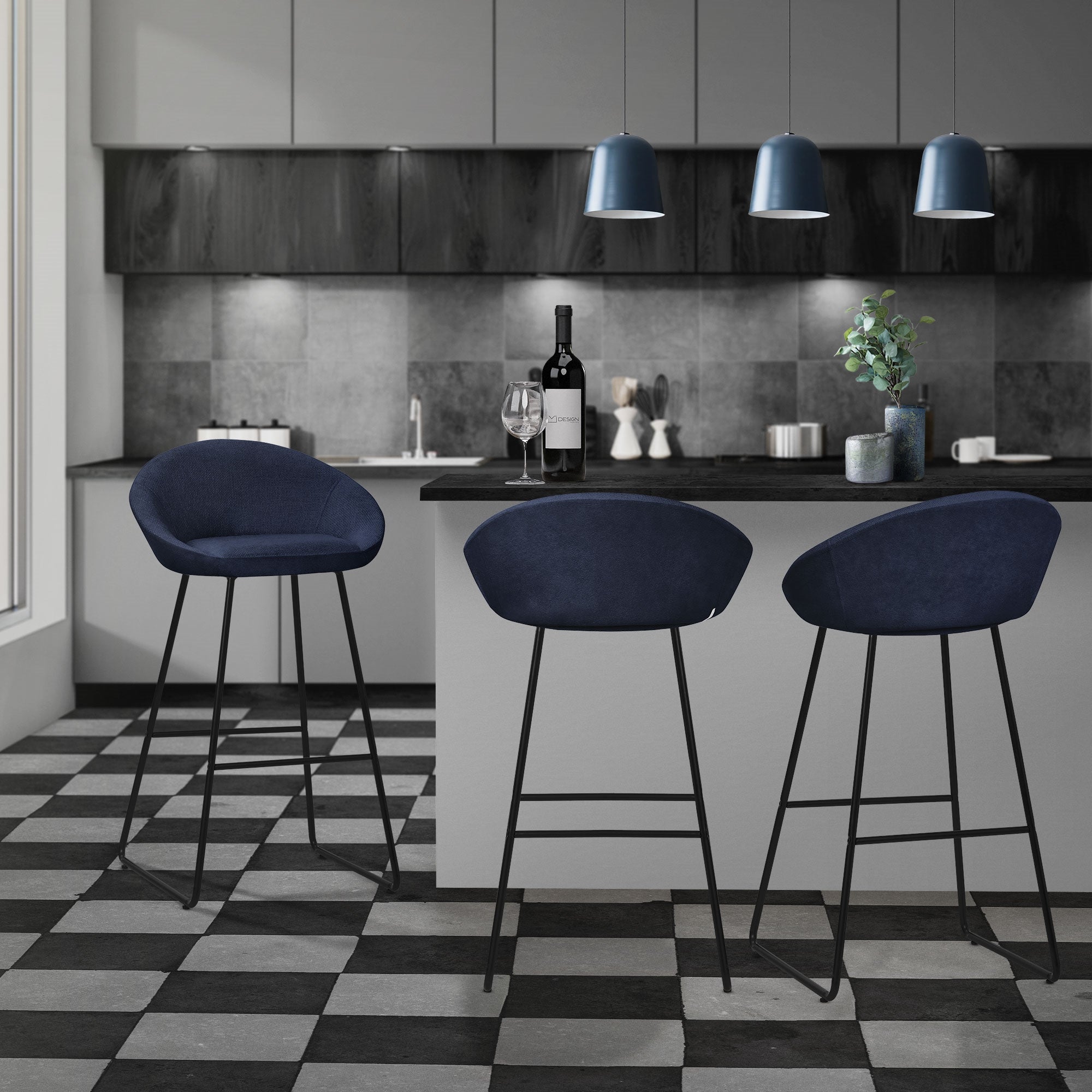 Cuisine moderne avec trois tabourets de bar bleus à un comptoir.