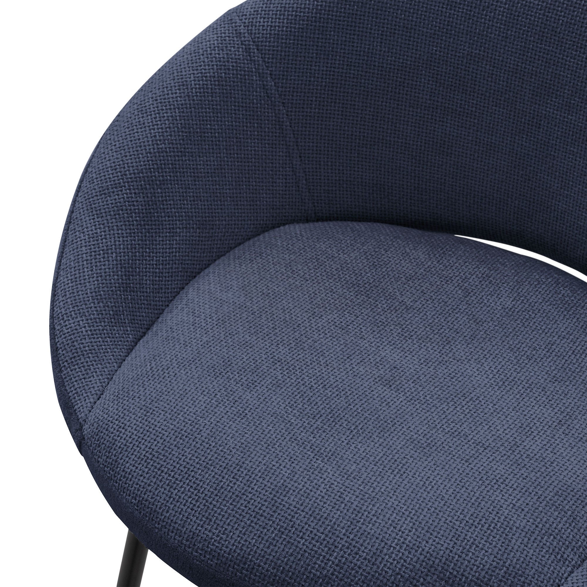 Gros plan sur le coussin d'assise d'une chaise bleue.