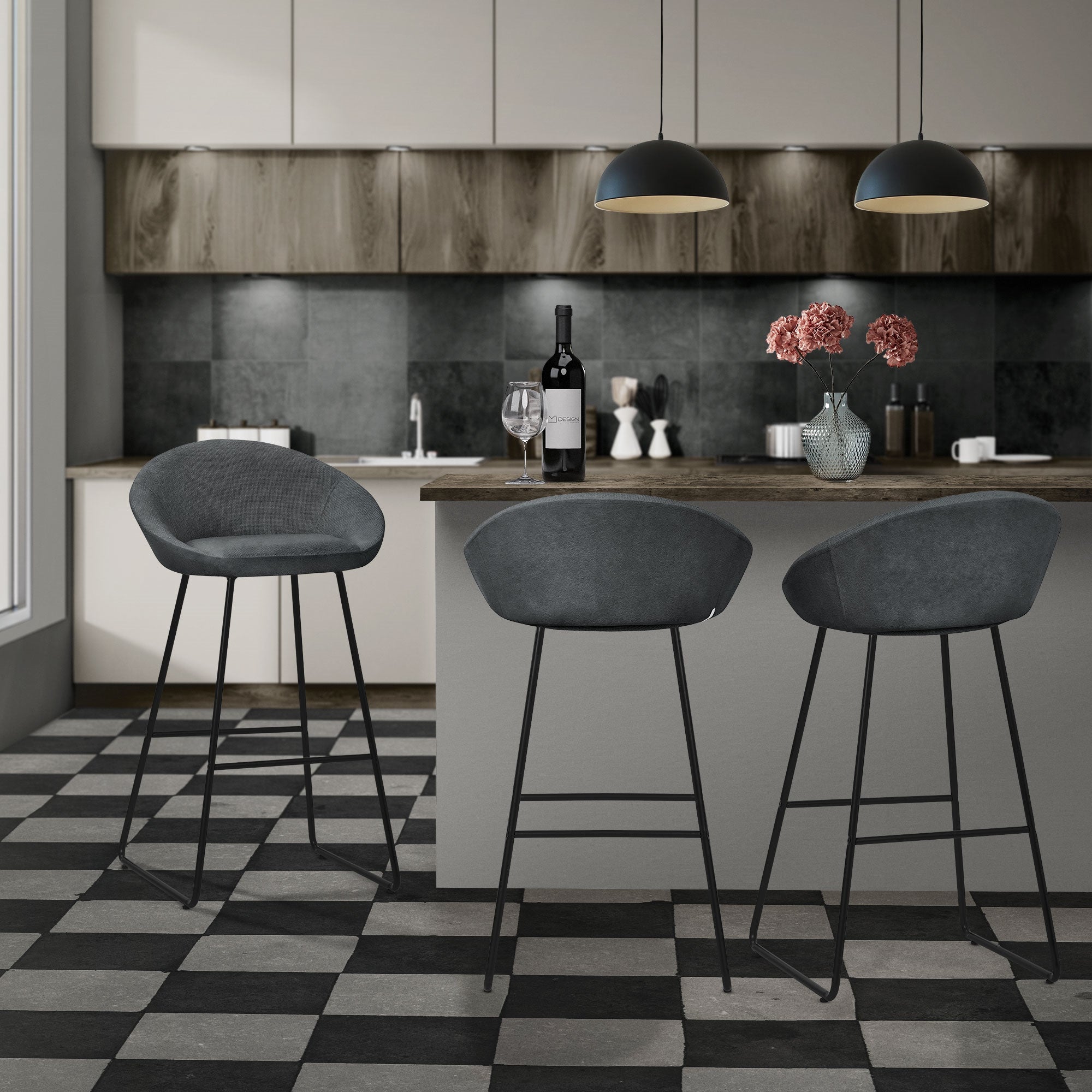 Moderne Küche mit drei Barhockern, Weinflasche und Blumen.