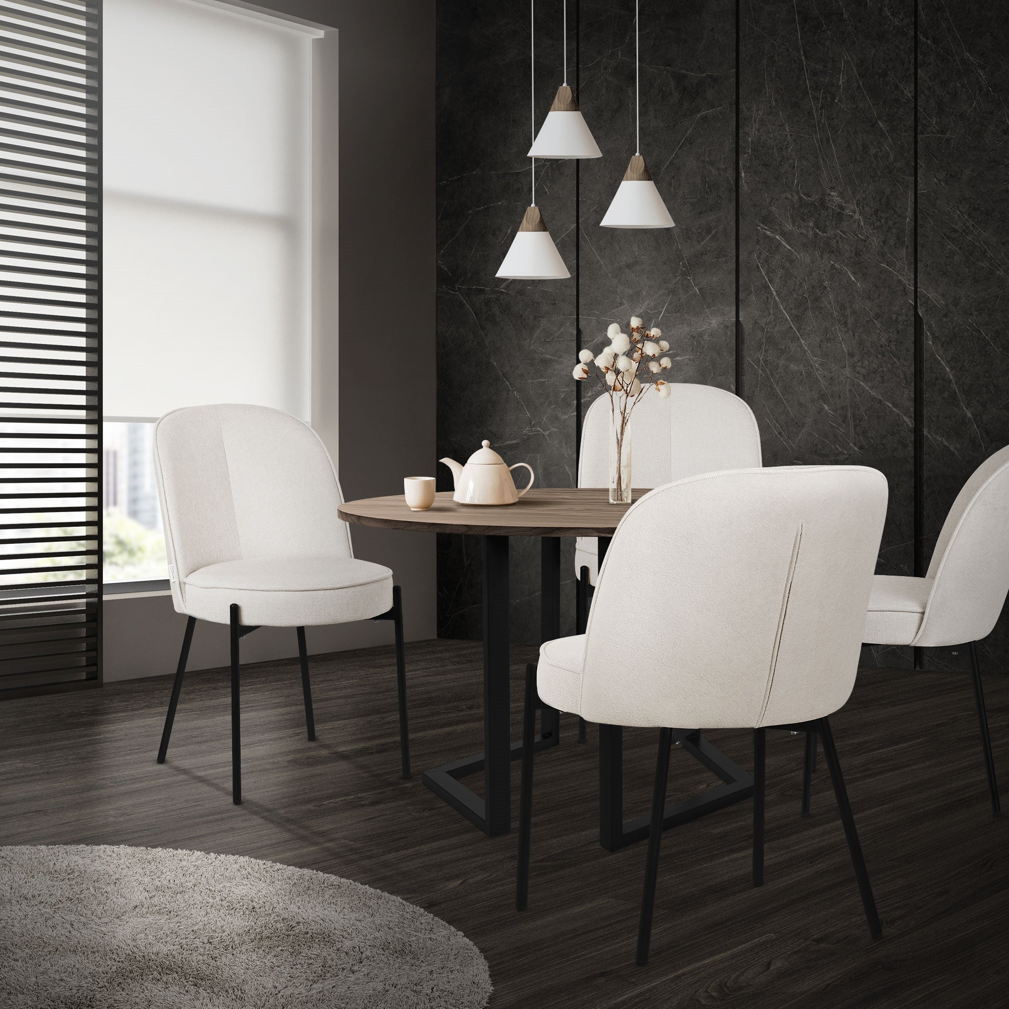 Une table ronde avec quatre chaises blanches dans une pièce moderne avec des fenêtres.
