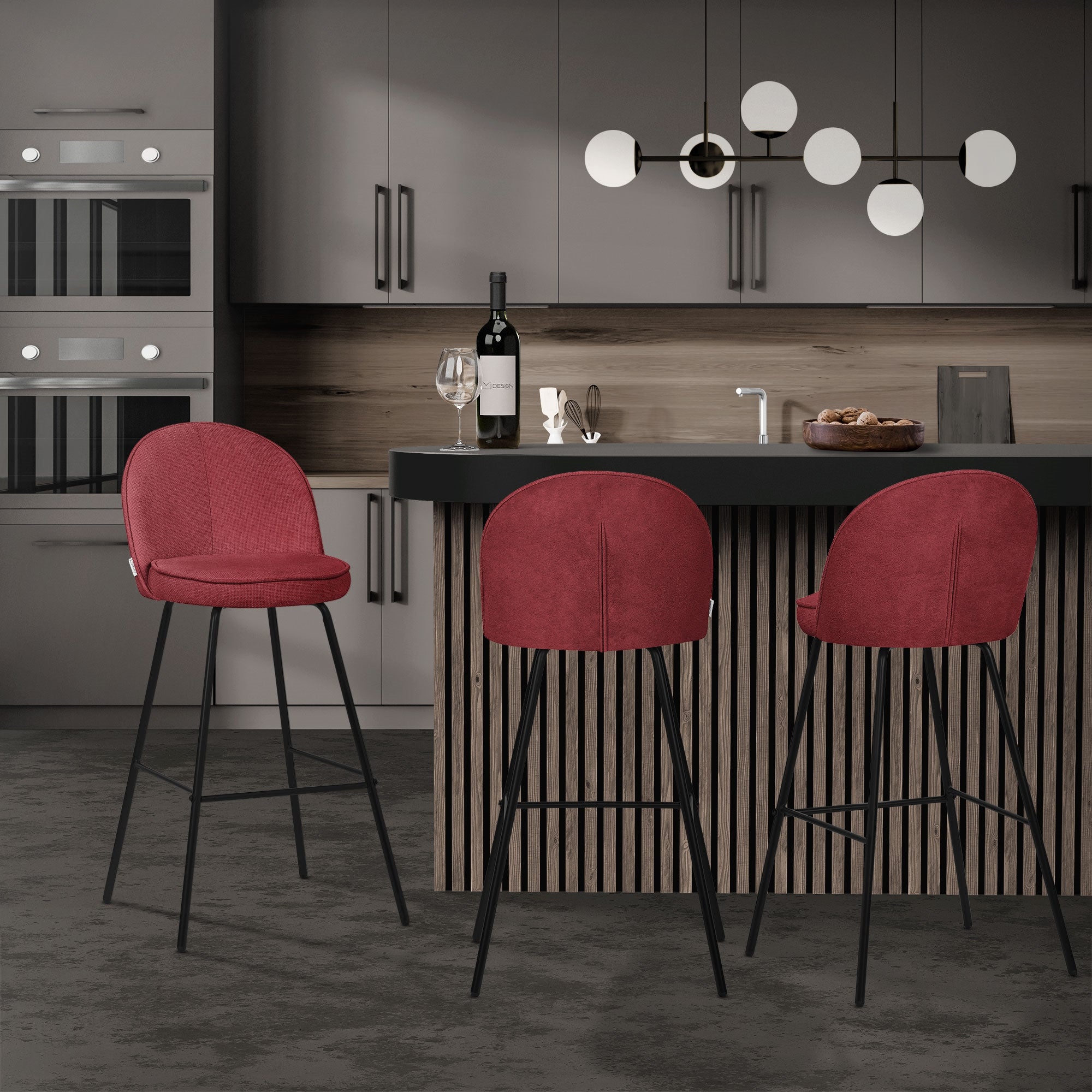 Drie rode barkrukken aan een keukeneiland in een moderne keuken.