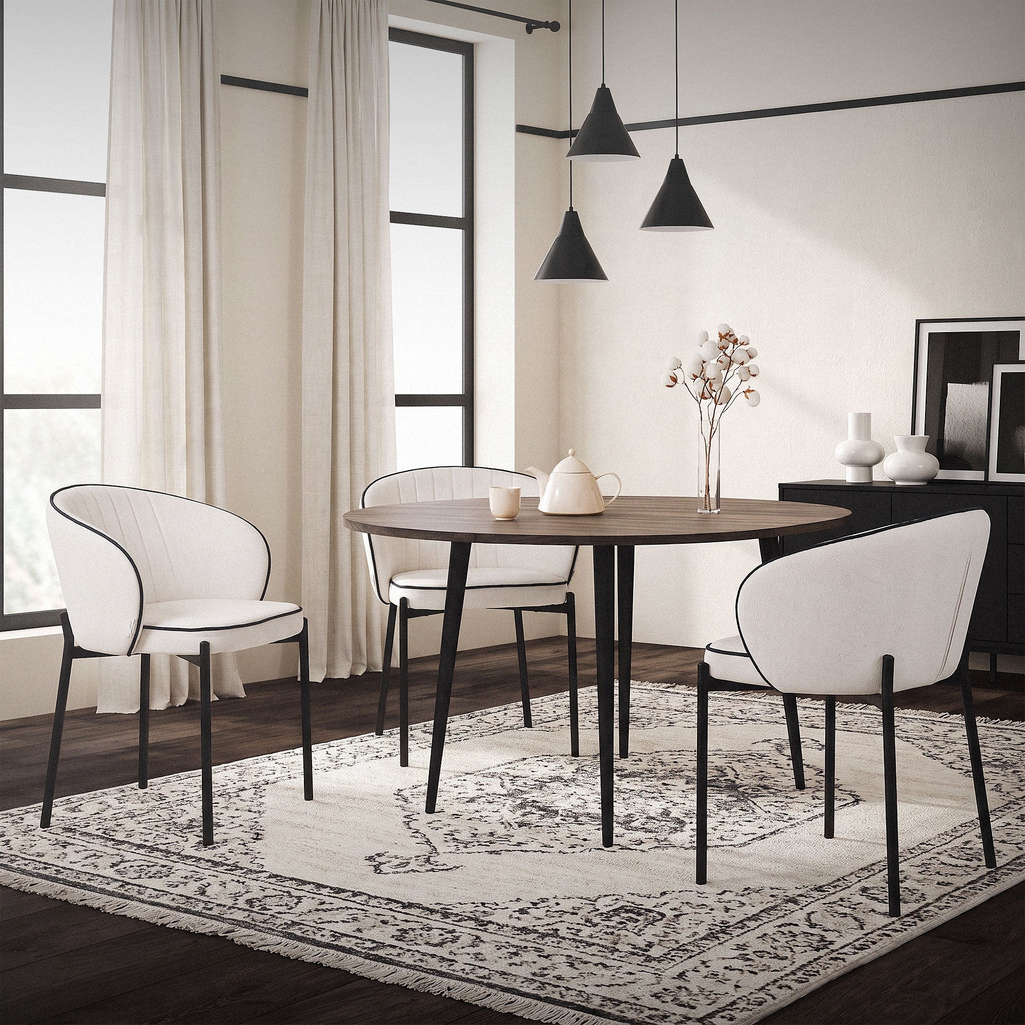 Esszimmer mit drei Stühlen um einen Tisch, helle Fenster und Dekoration.