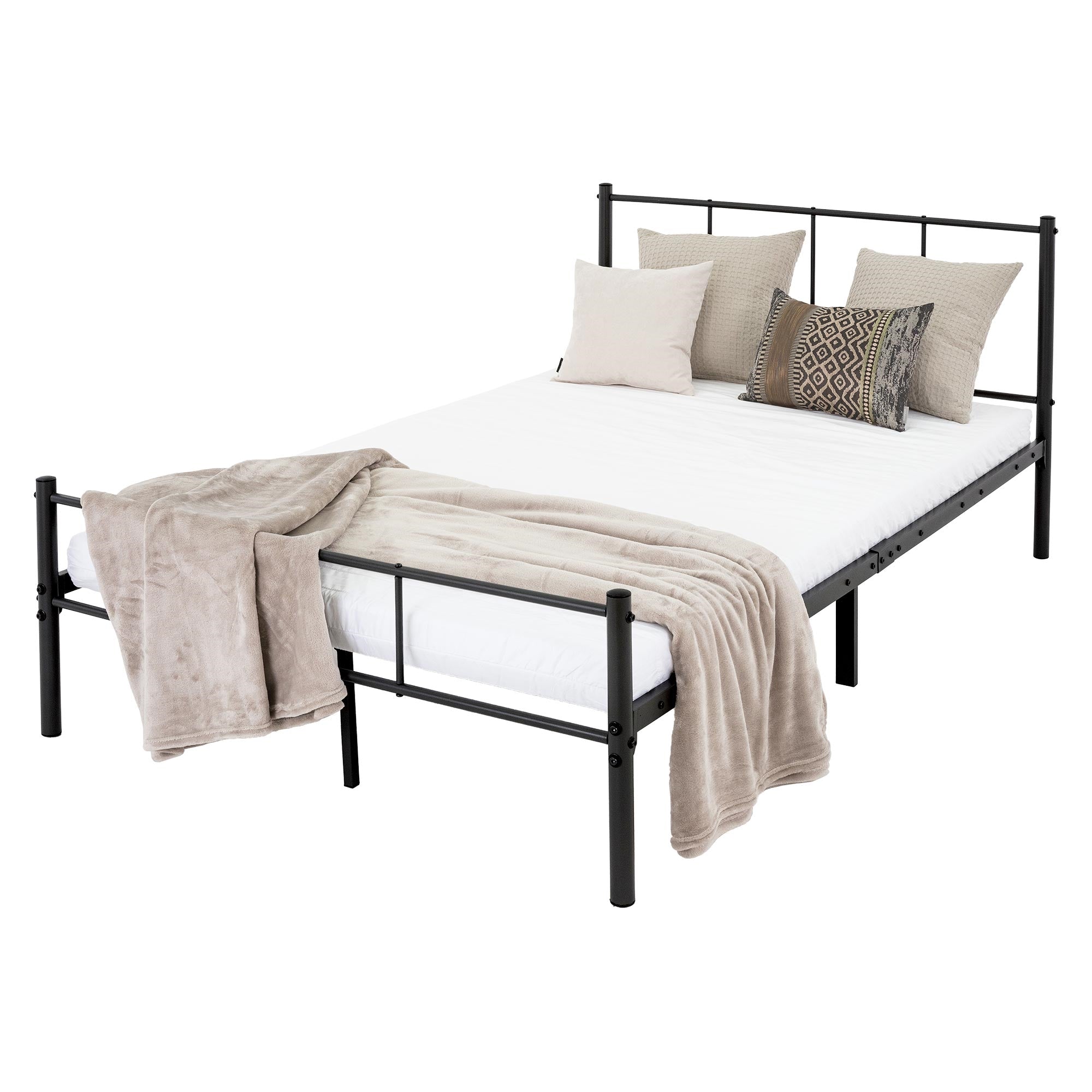 Letto in metallo nero con coperta e cuscini su un materasso.