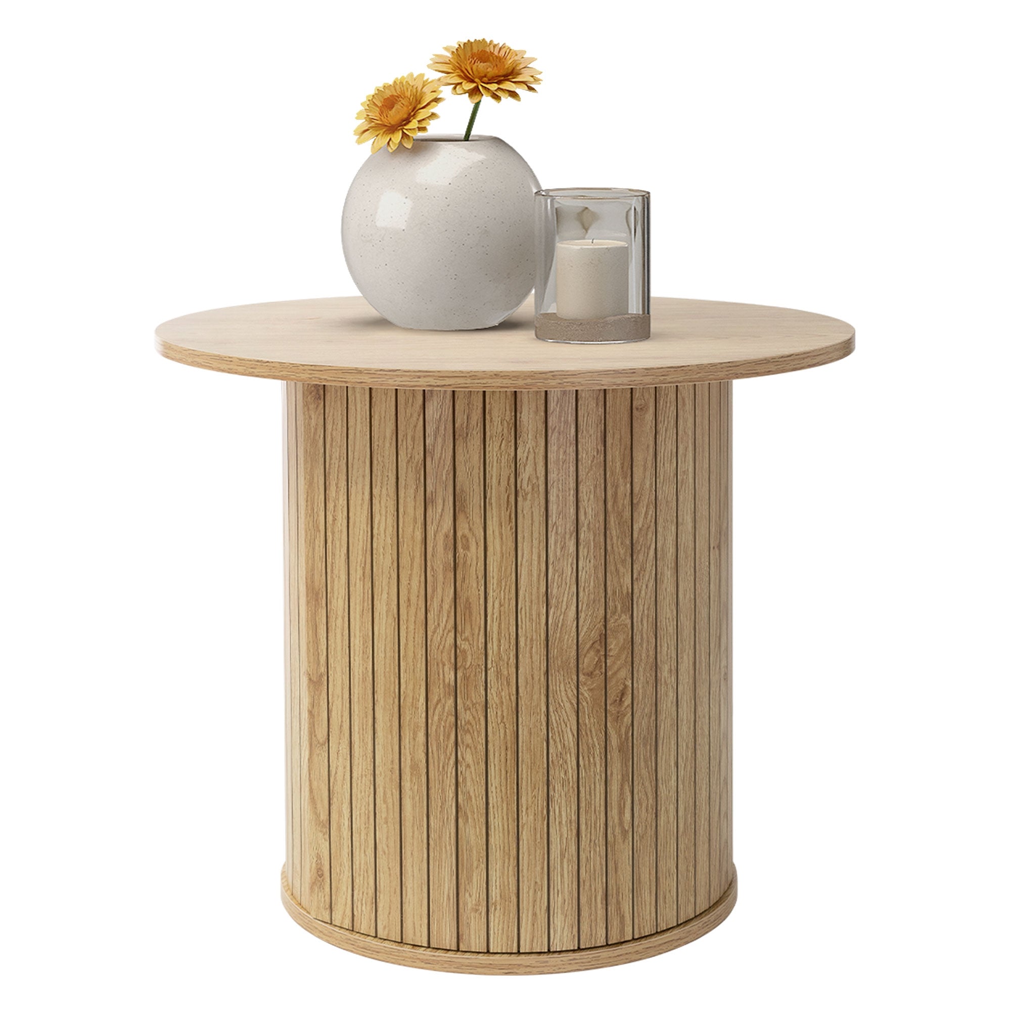 Runder Tisch aus Holz mit Blumen, einer Vase und einer Kerze auf der Oberfläche.
