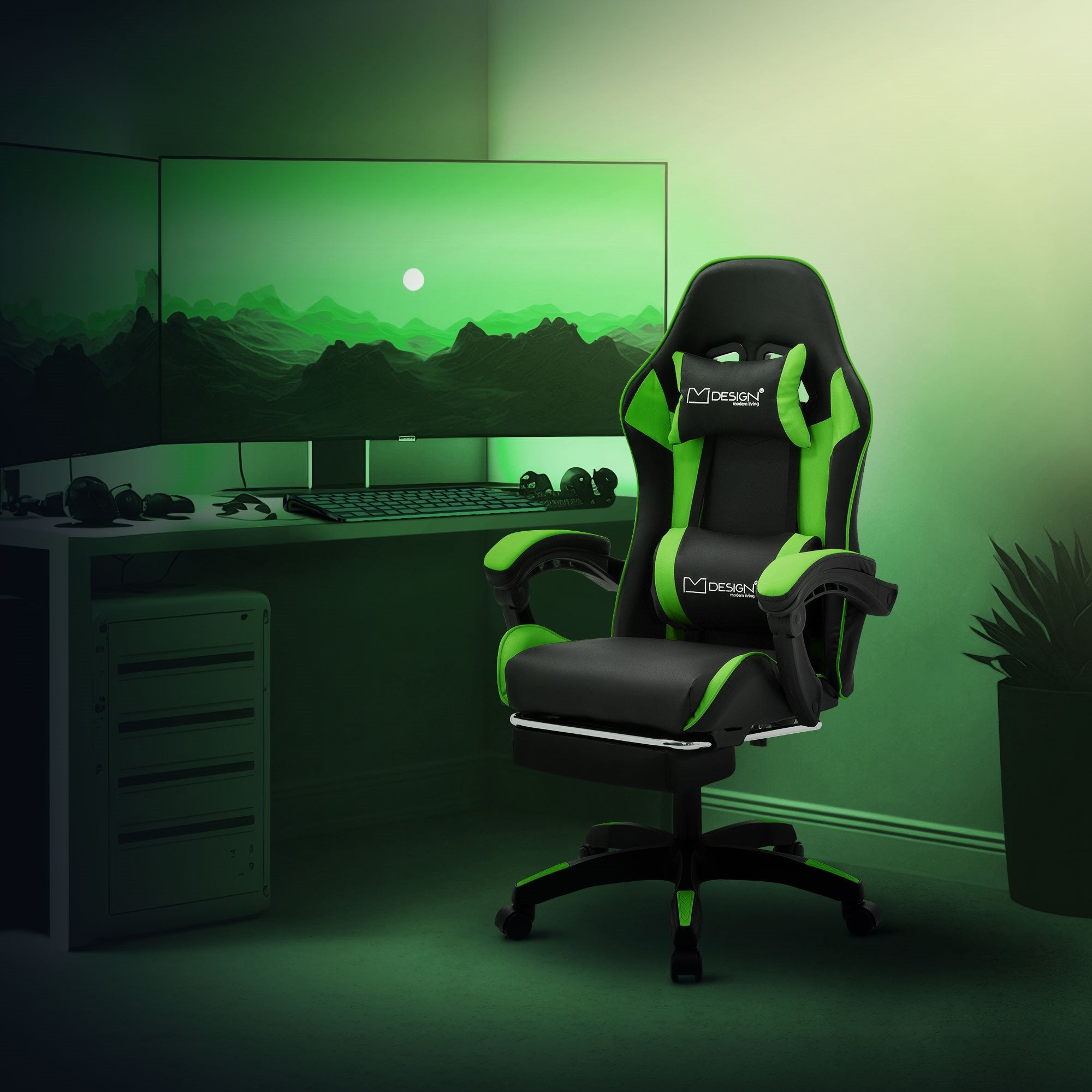 Gamingstuhl in Schwarz und Grün vor einem Computer mit zwei Monitoren.