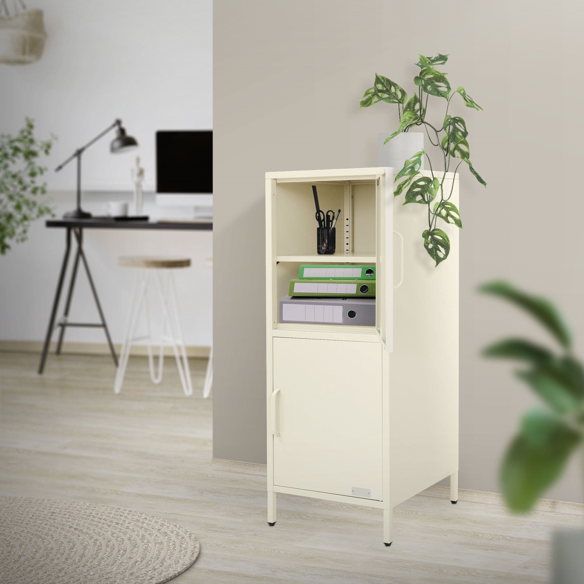 Un armadio beige in una stanza con piante e una scrivania.